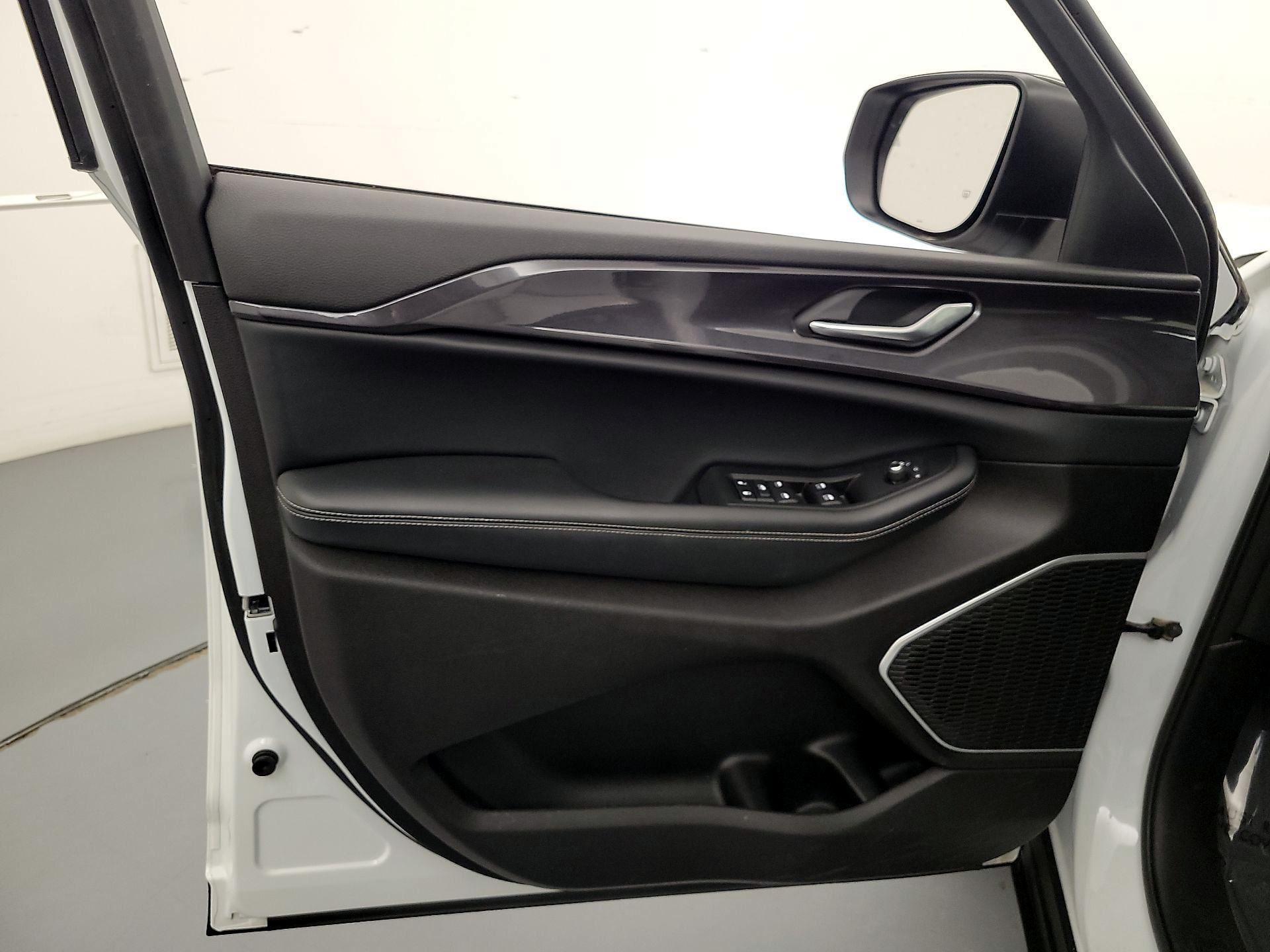 Thumbnail: 2022 Jeep Grand Cherokee - 12