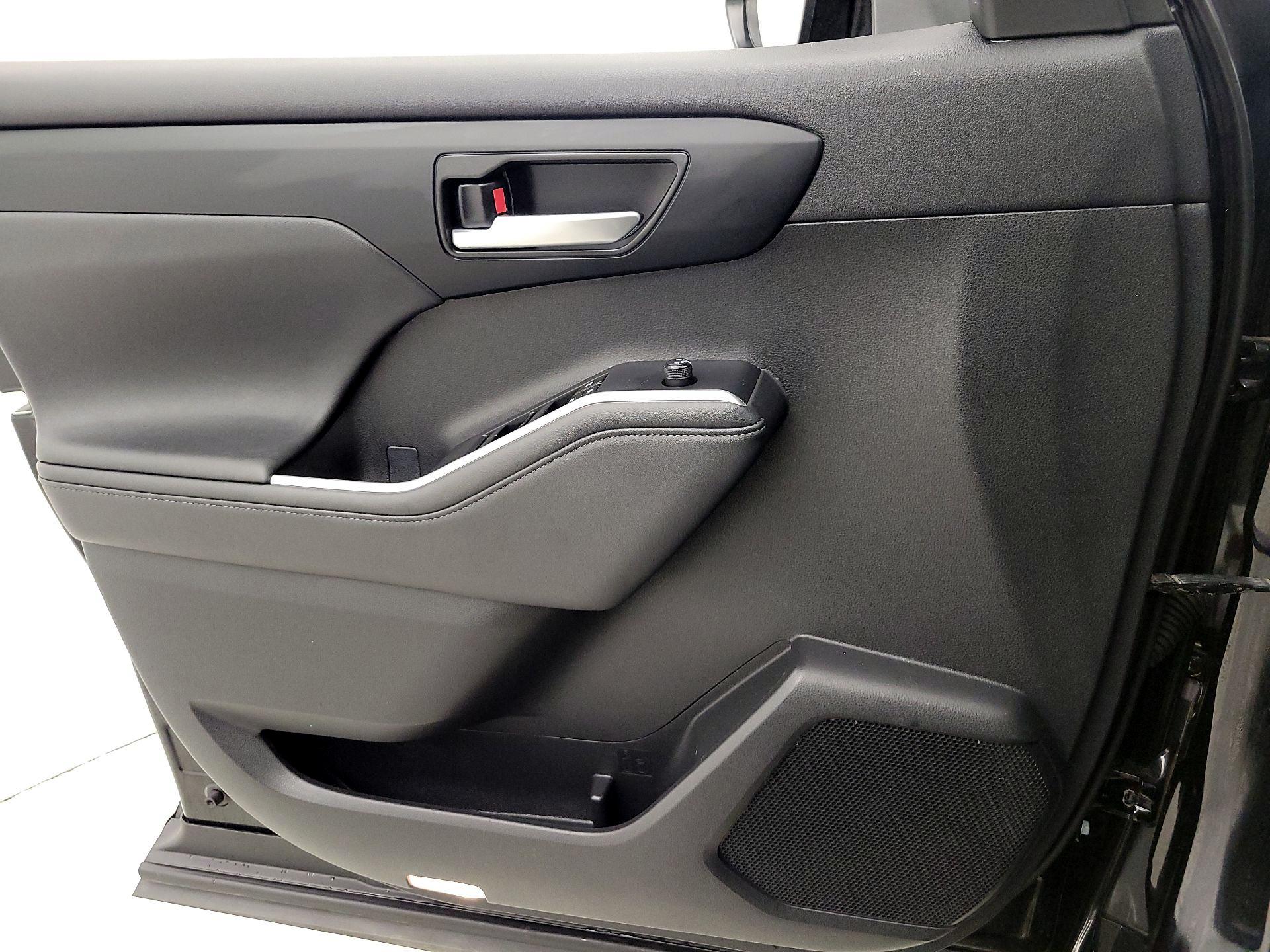 Thumbnail: 2023 Toyota Highlander - 12