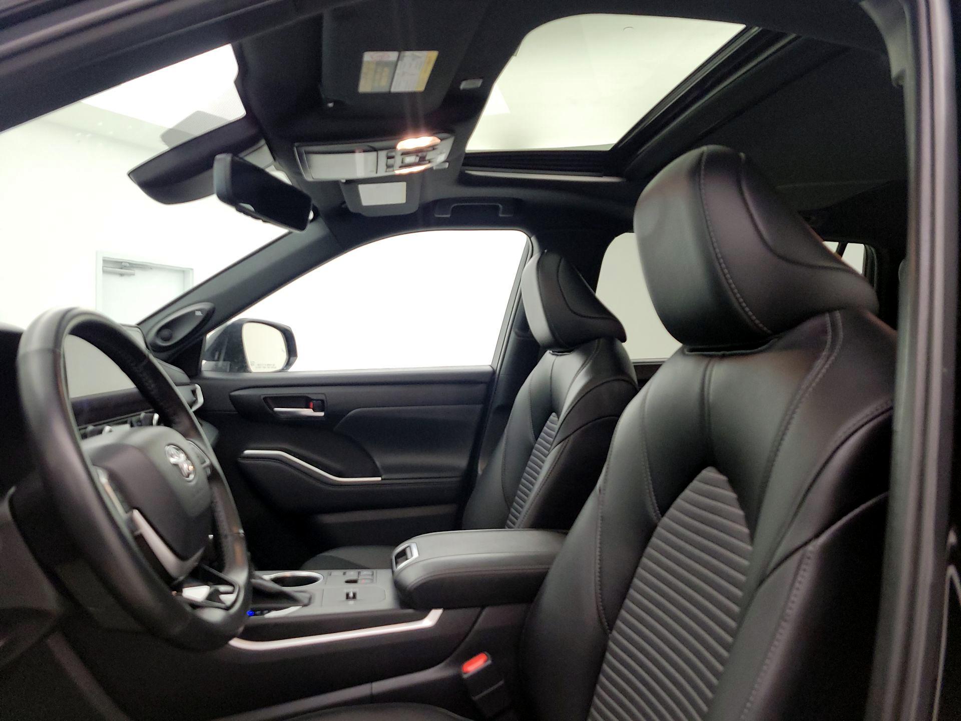 Thumbnail: 2023 Toyota Highlander - 20