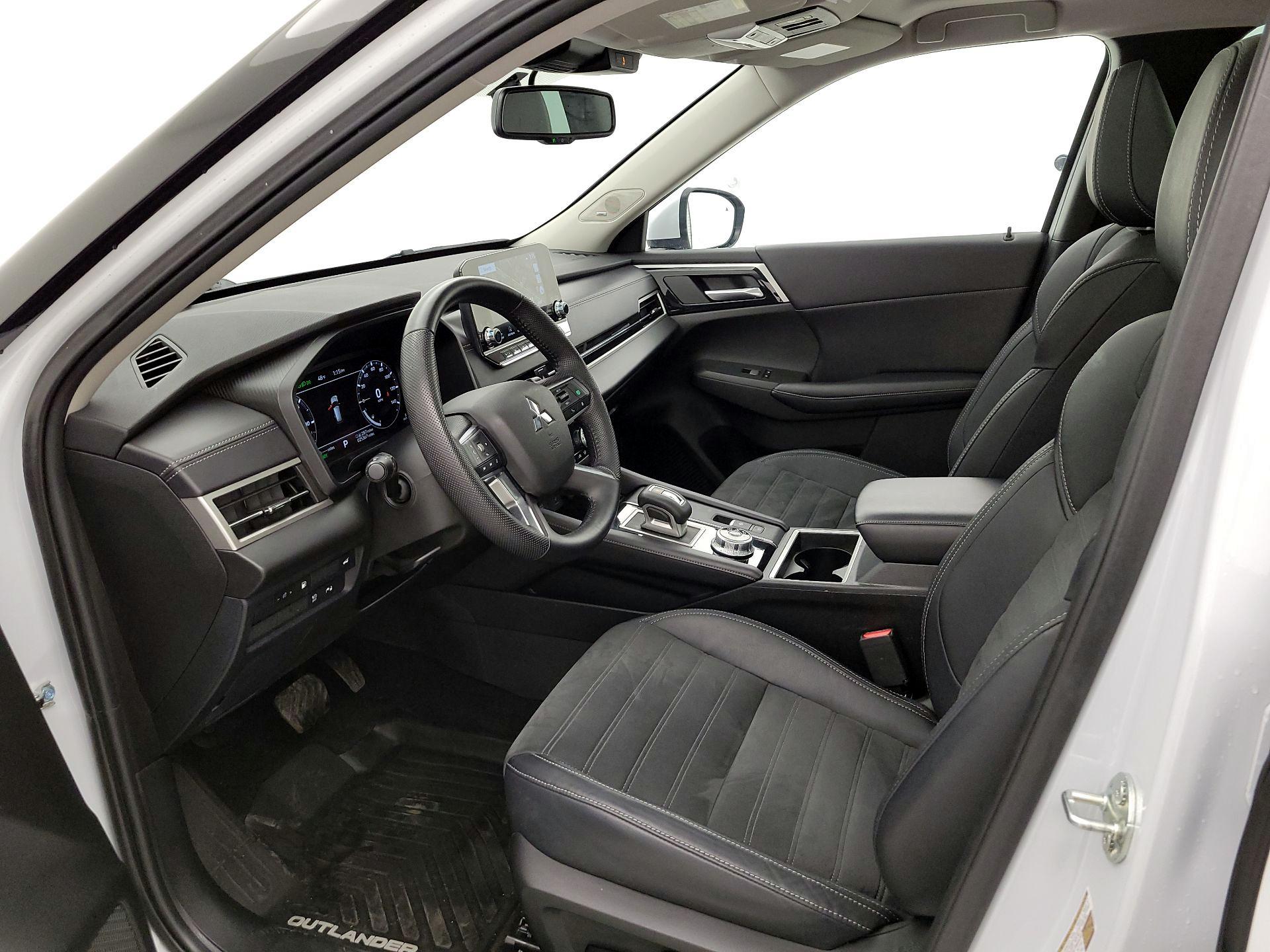 Thumbnail: 2023 Mitsubishi Outlander - 11