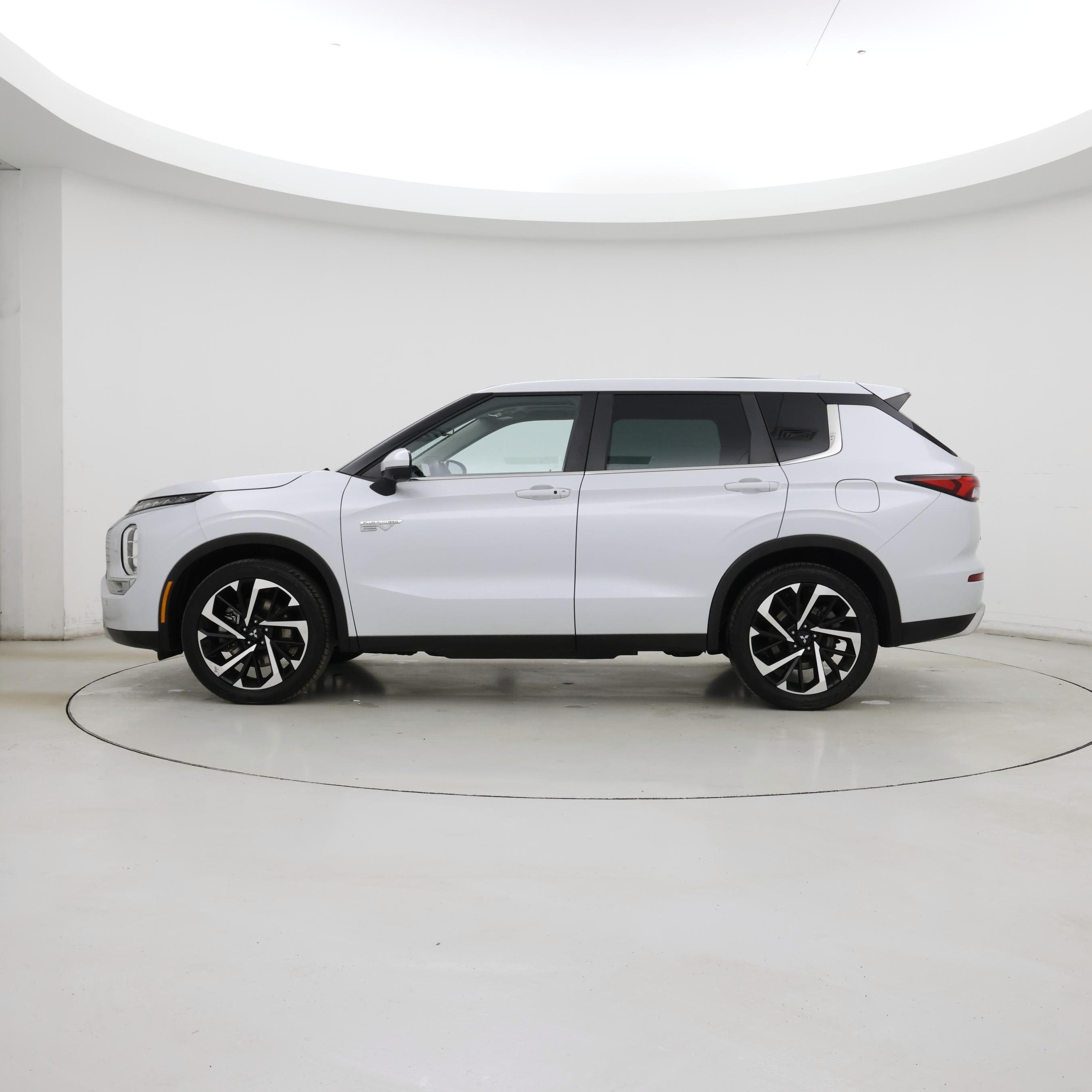 Thumbnail: 2023 Mitsubishi Outlander - 3