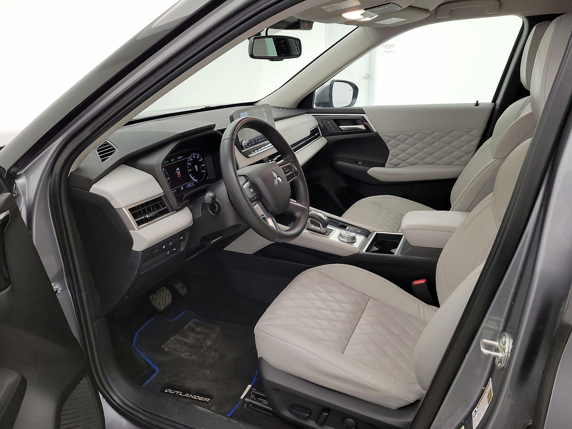 Thumbnail: 2023 Mitsubishi Outlander - 11