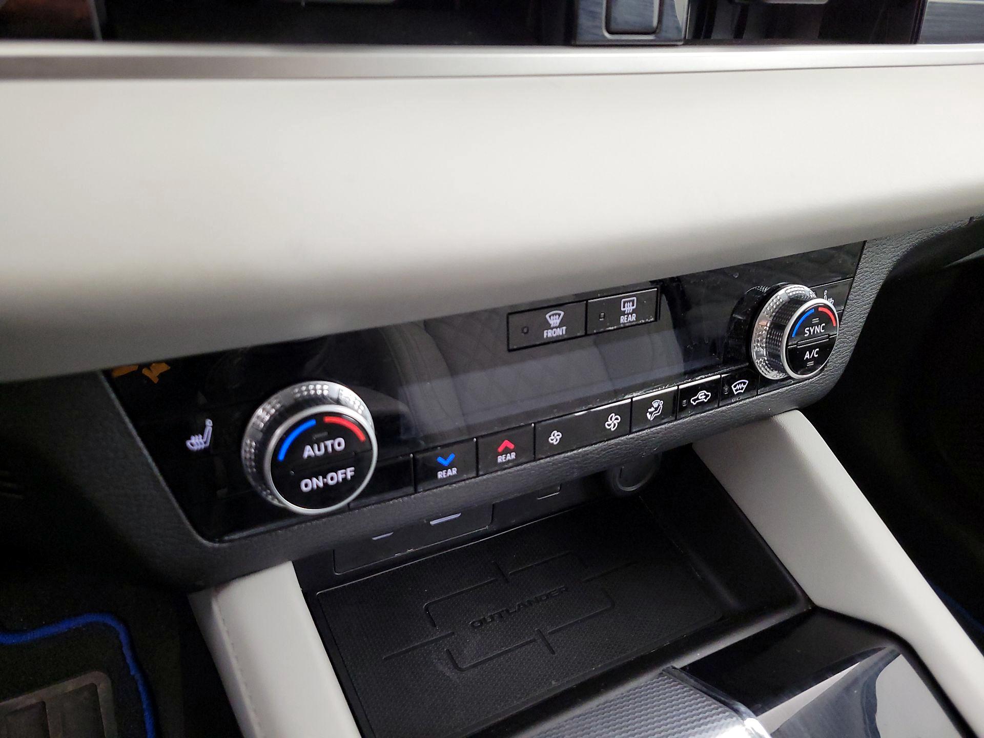 Thumbnail: 2023 Mitsubishi Outlander - 17