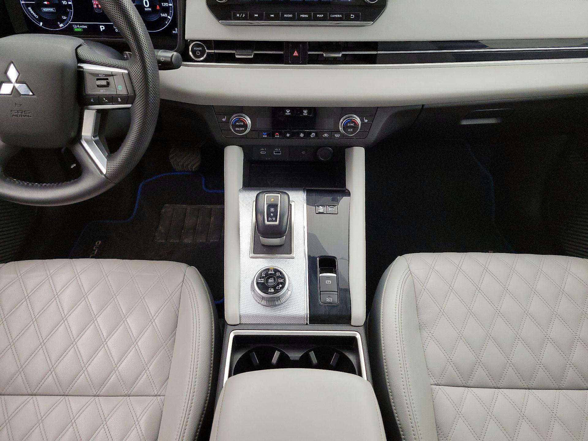 Thumbnail: 2023 Mitsubishi Outlander - 18