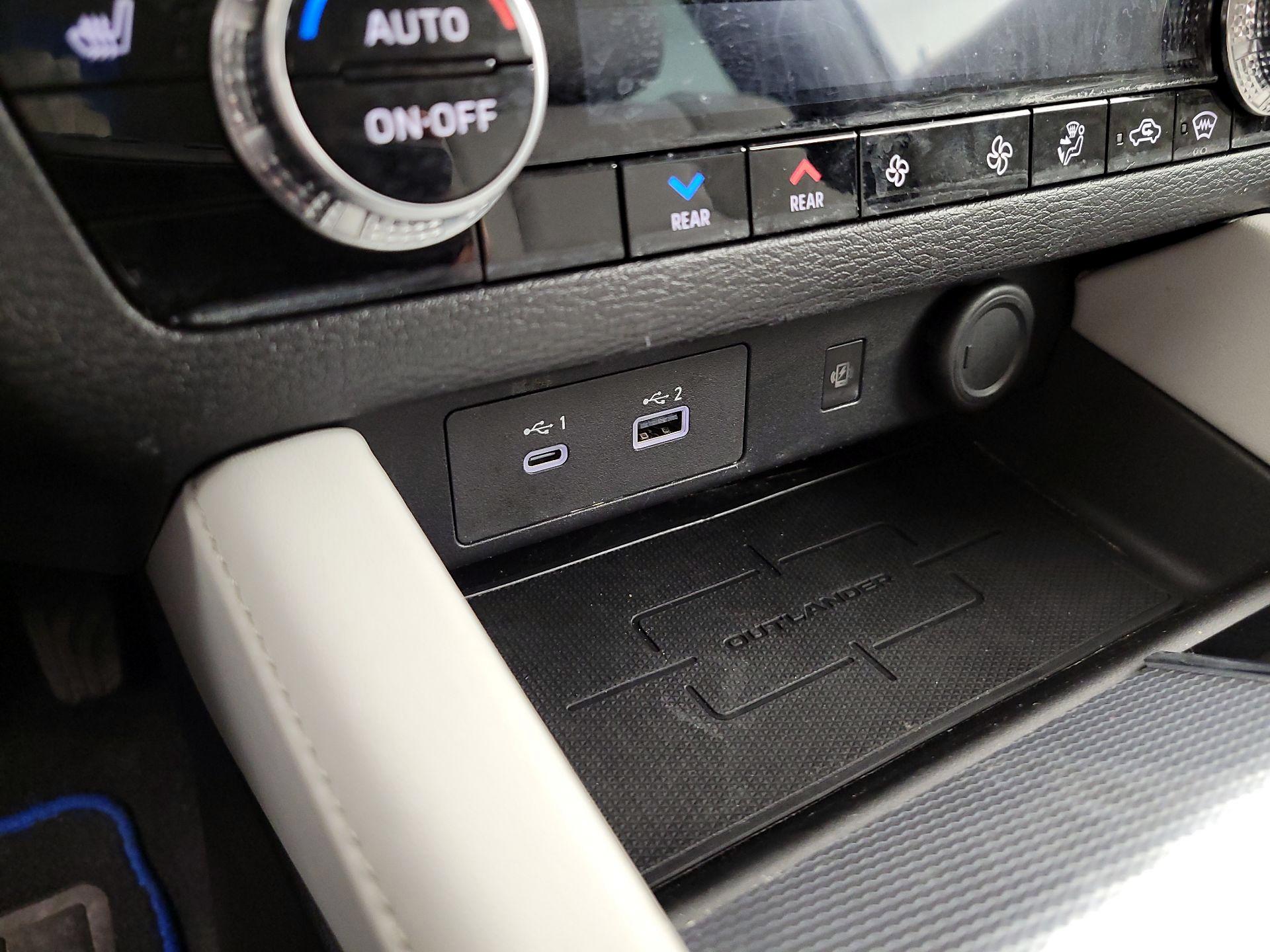 Thumbnail: 2023 Mitsubishi Outlander - 19