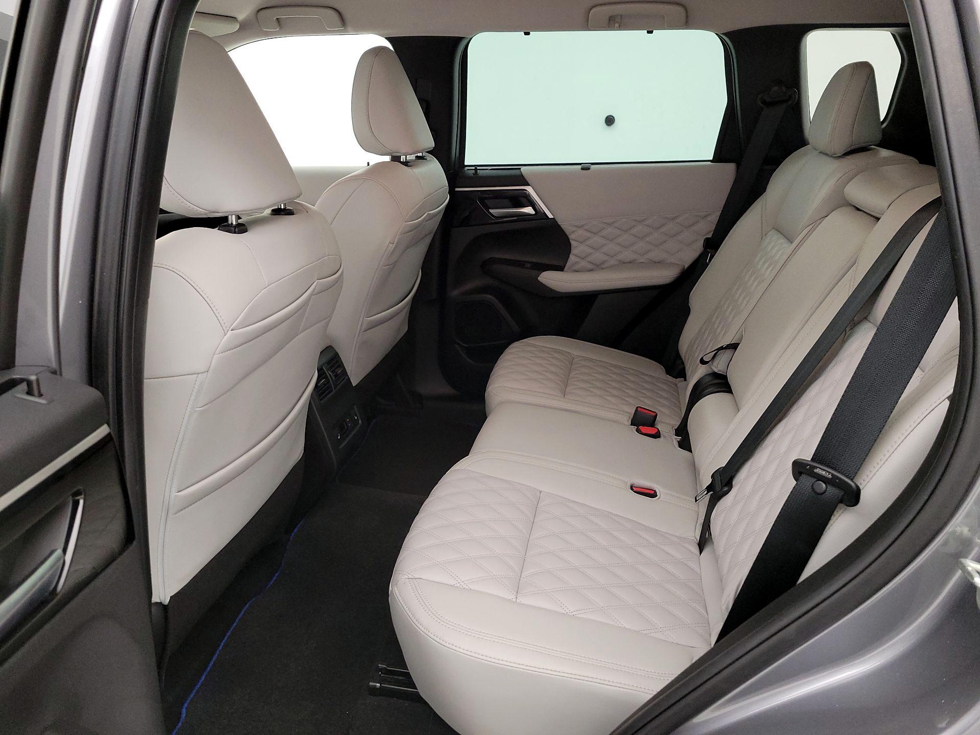 Thumbnail: 2023 Mitsubishi Outlander - 20