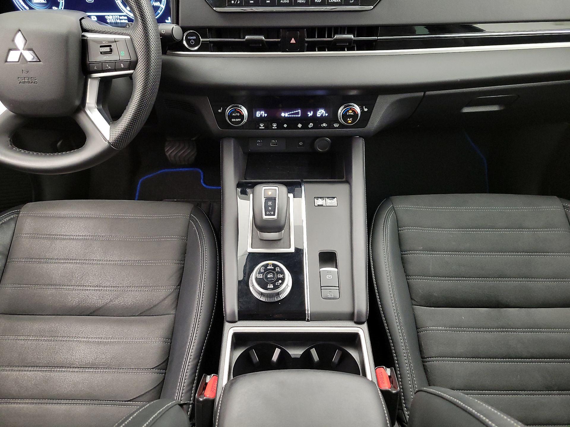 Thumbnail: 2023 Mitsubishi Outlander - 18