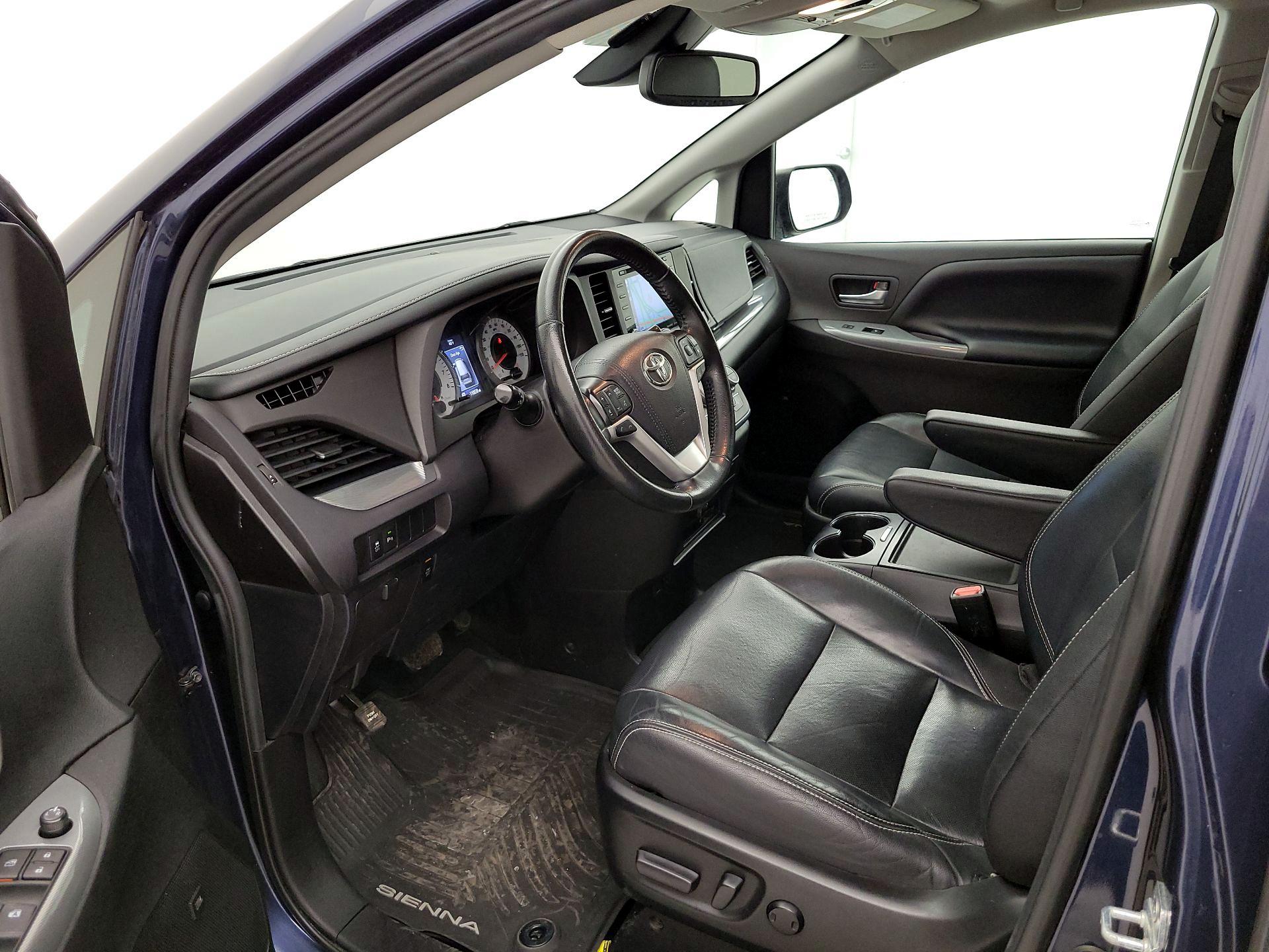 Thumbnail: 2019 Toyota Sienna - 11