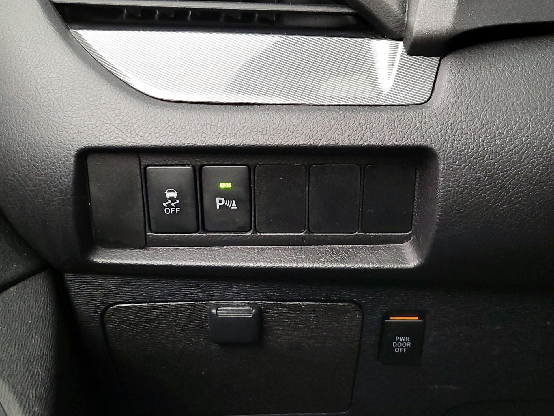 Thumbnail: 2019 Toyota Sienna - 13