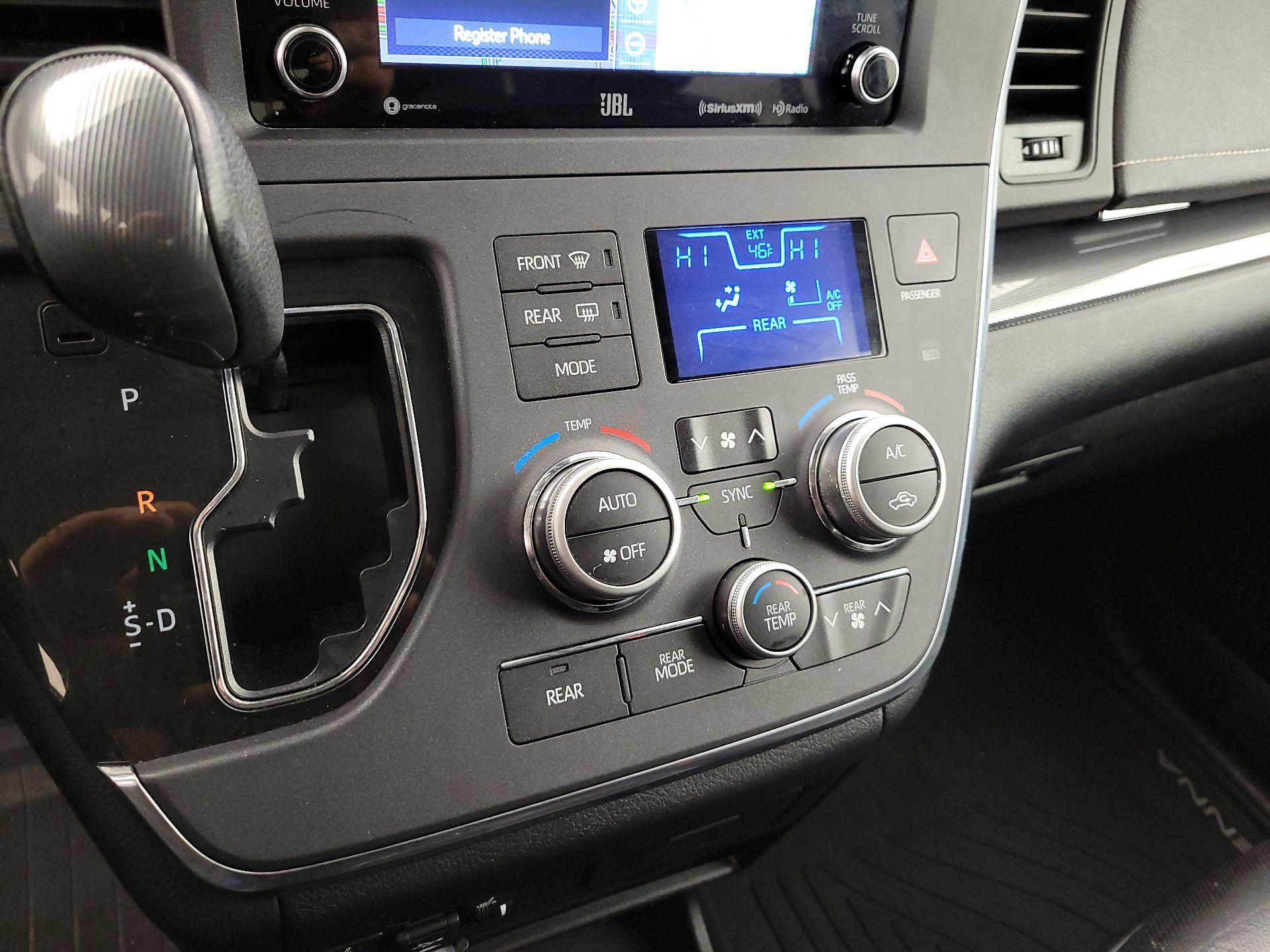 Thumbnail: 2019 Toyota Sienna - 17