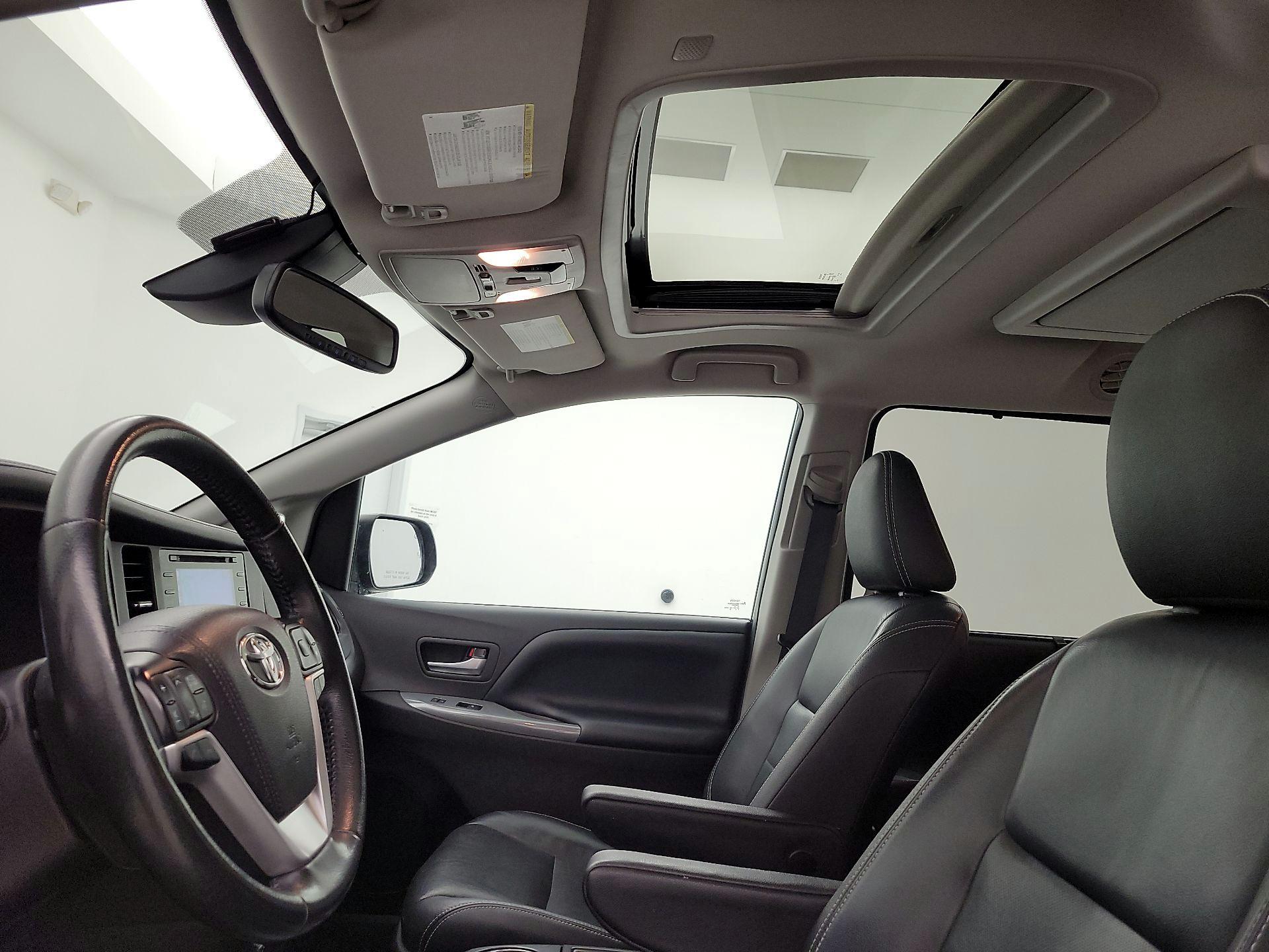 Thumbnail: 2019 Toyota Sienna - 20