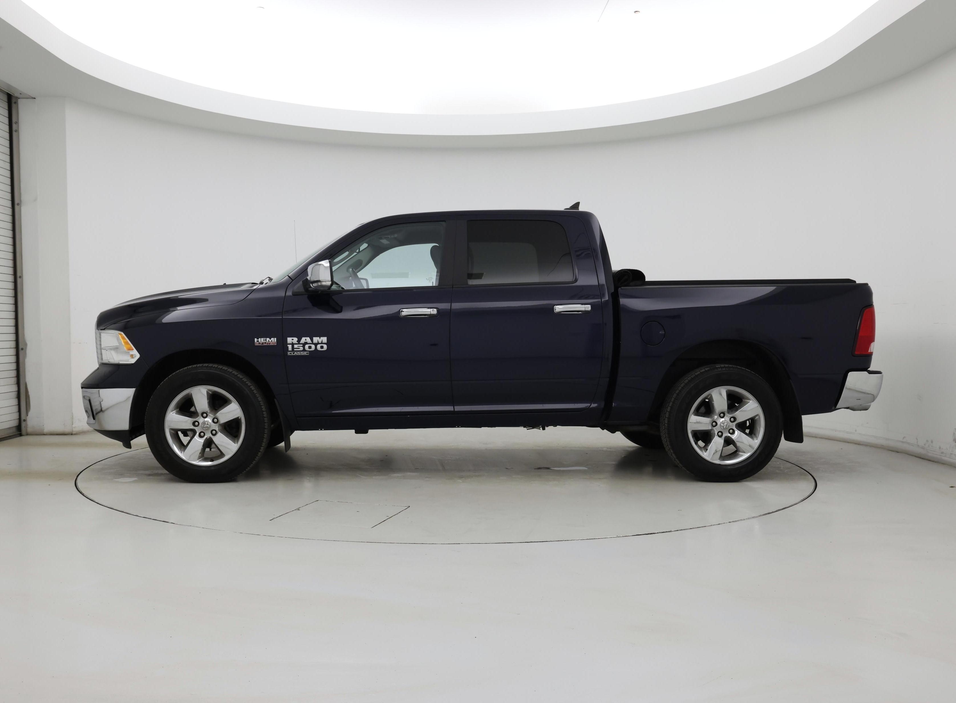 Thumbnail: 2019 RAM 1500 Classic - 3