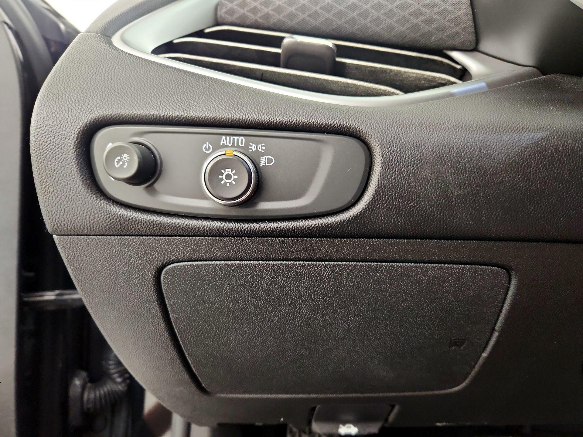 Thumbnail: 2017 Chevrolet Malibu - 13