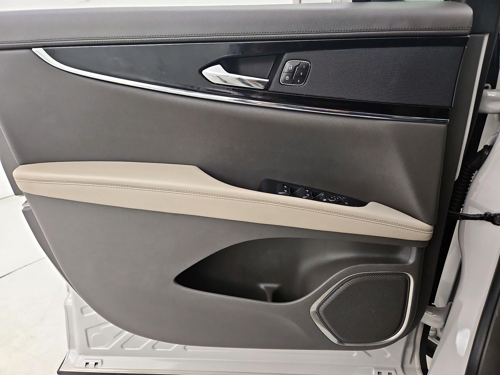 Thumbnail: 2022 Lincoln Nautilus - 12