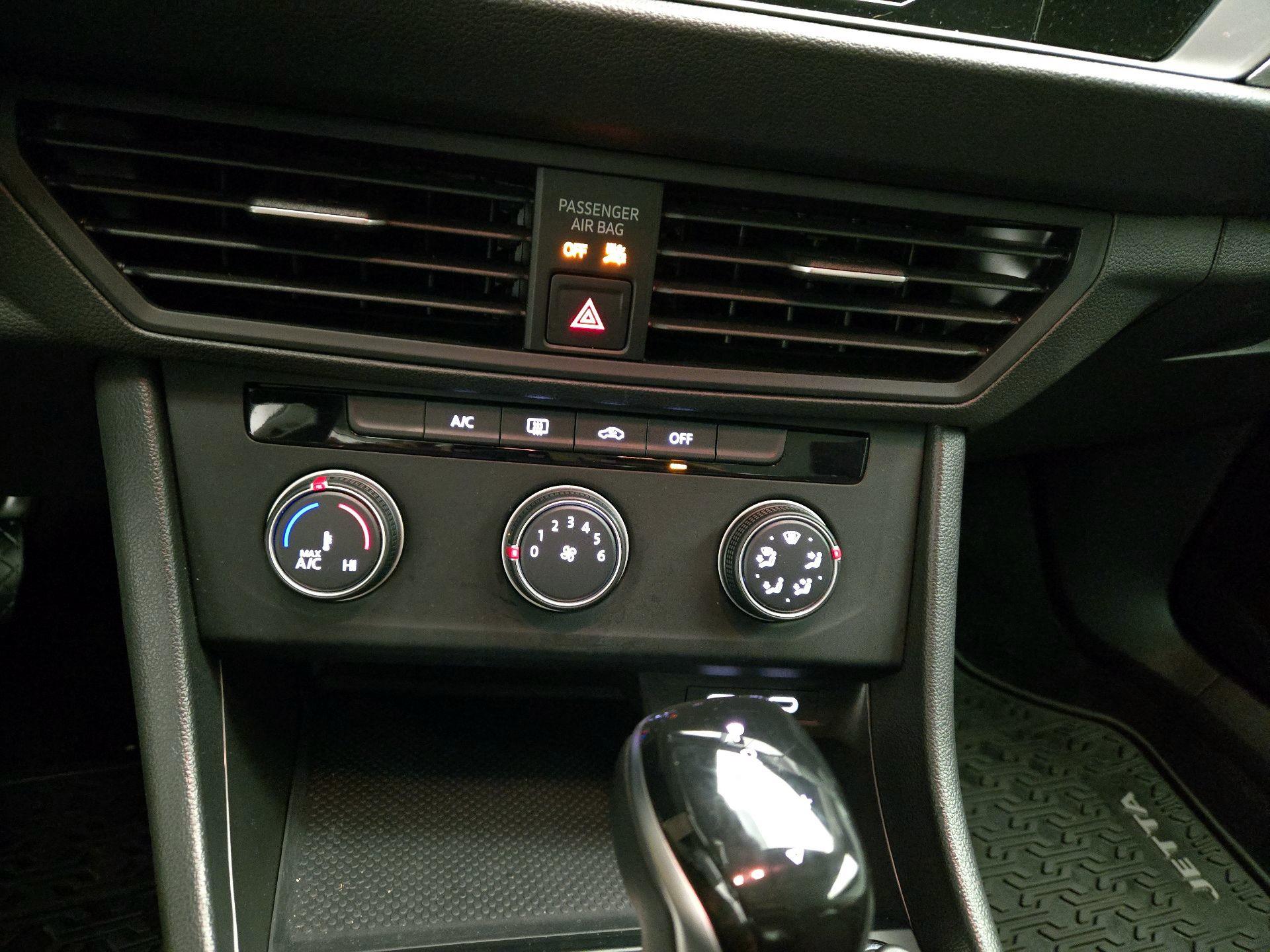 Thumbnail: 2024 Volkswagen Jetta - 16