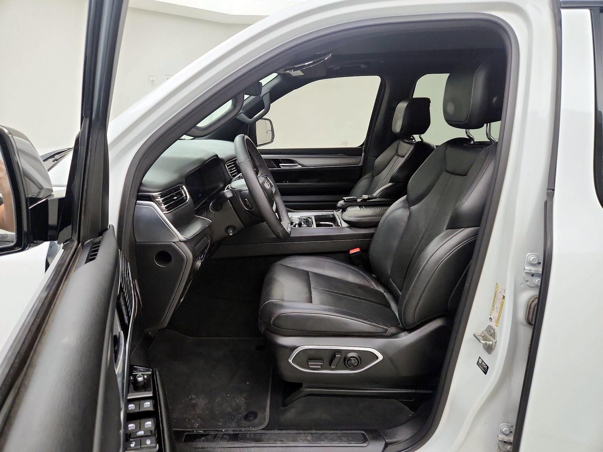 Thumbnail: 2023 Jeep Wagoneer - 11