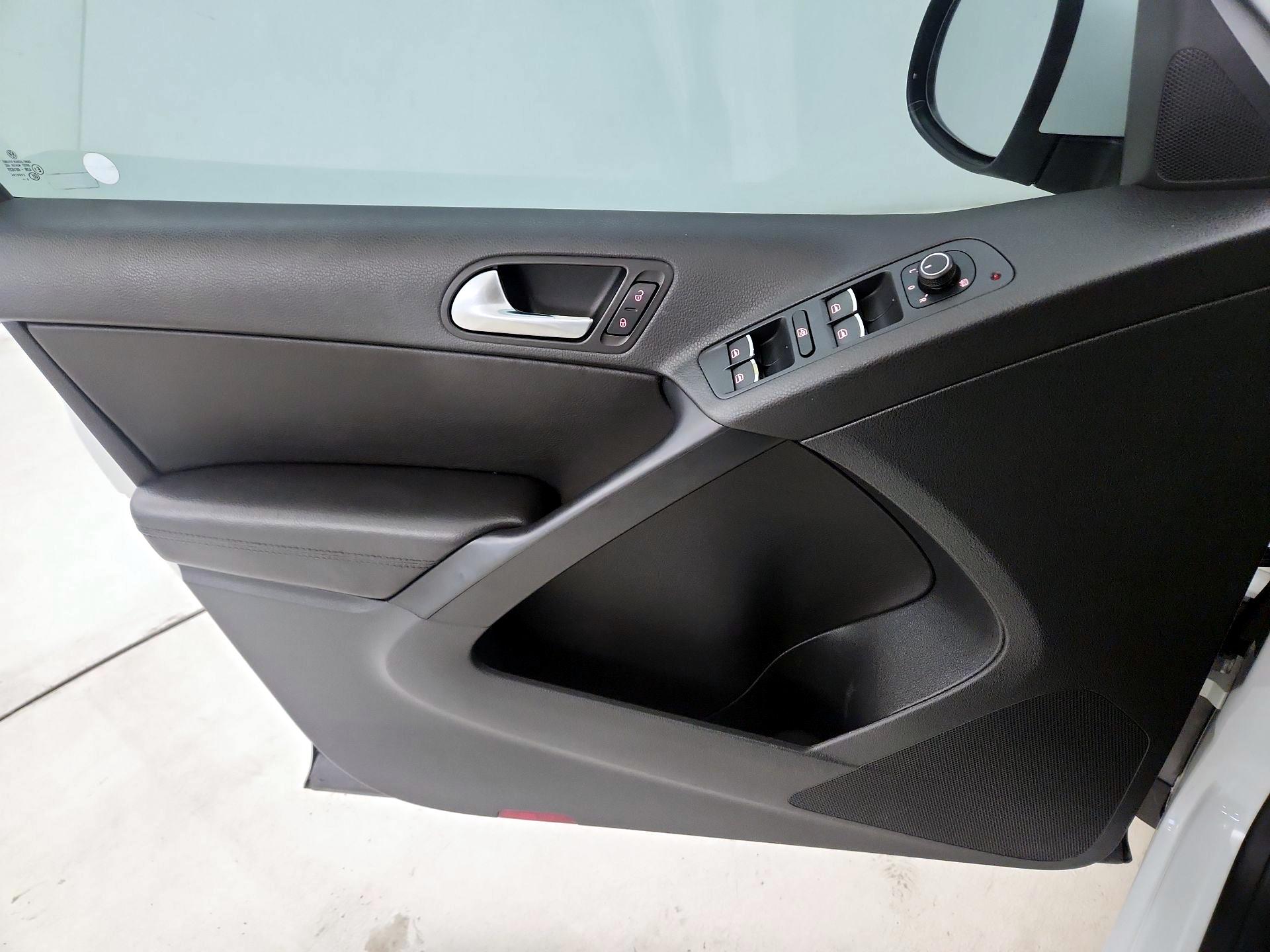 Thumbnail: 2017 Volkswagen Tiguan - 12