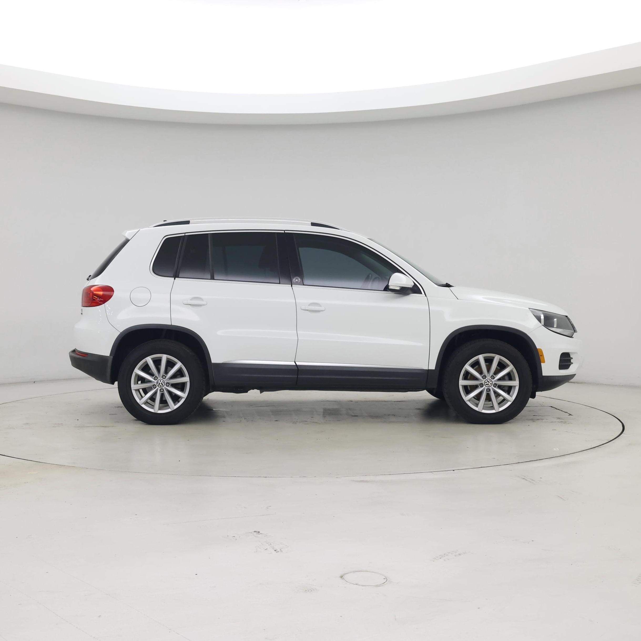 Thumbnail: 2017 Volkswagen Tiguan - 7