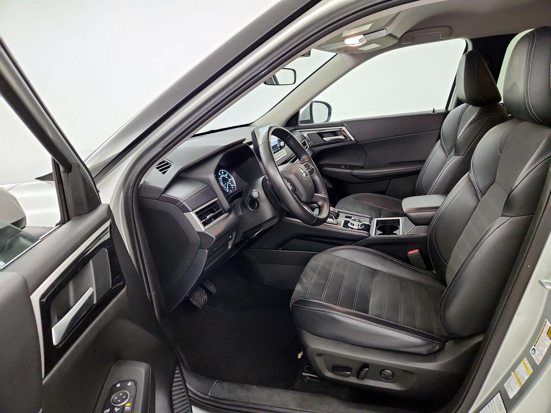 Thumbnail: 2024 Mitsubishi Outlander - 11