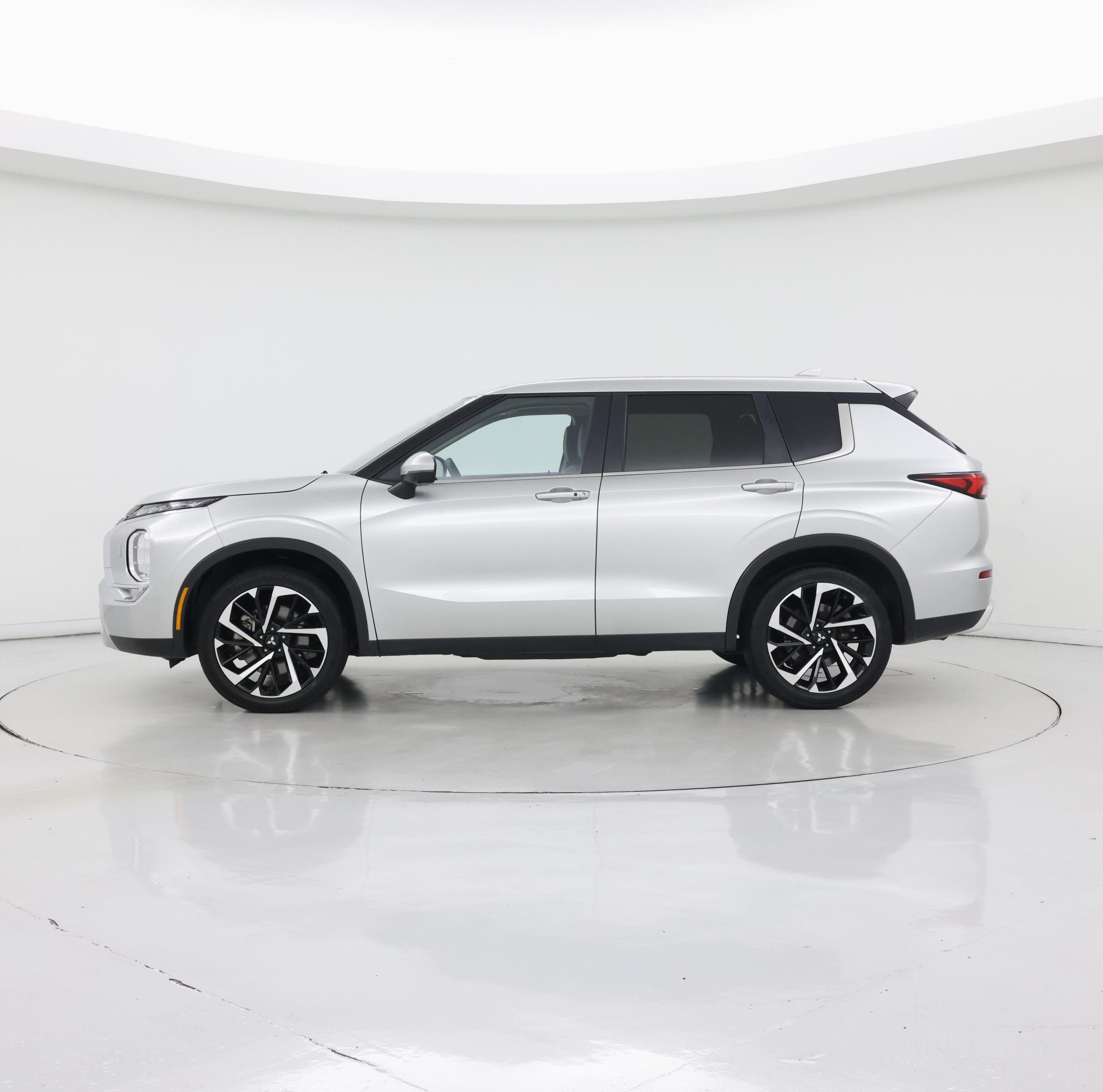 Thumbnail: 2024 Mitsubishi Outlander - 3