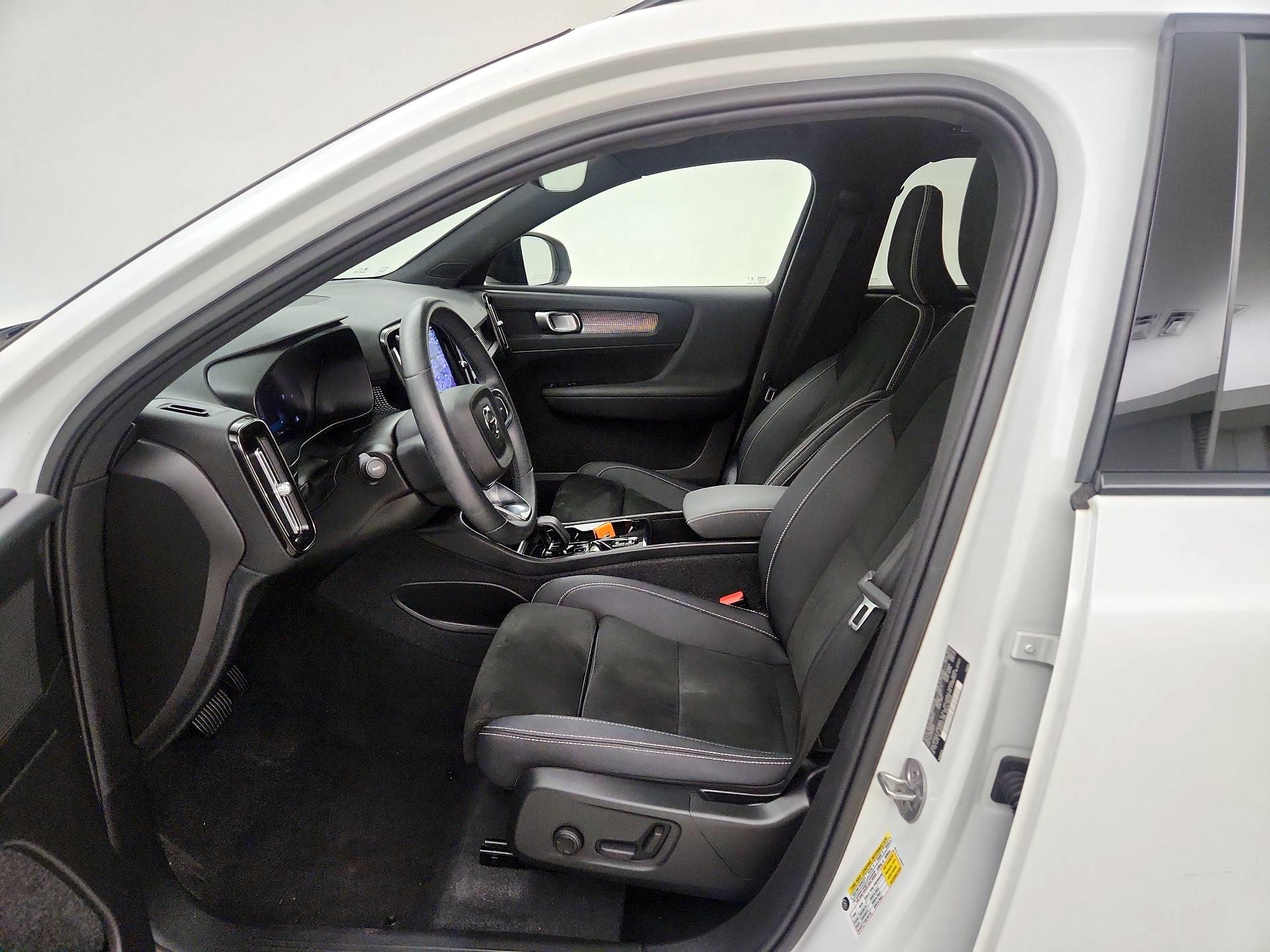 Thumbnail: 2023 Volvo XC40 - 11