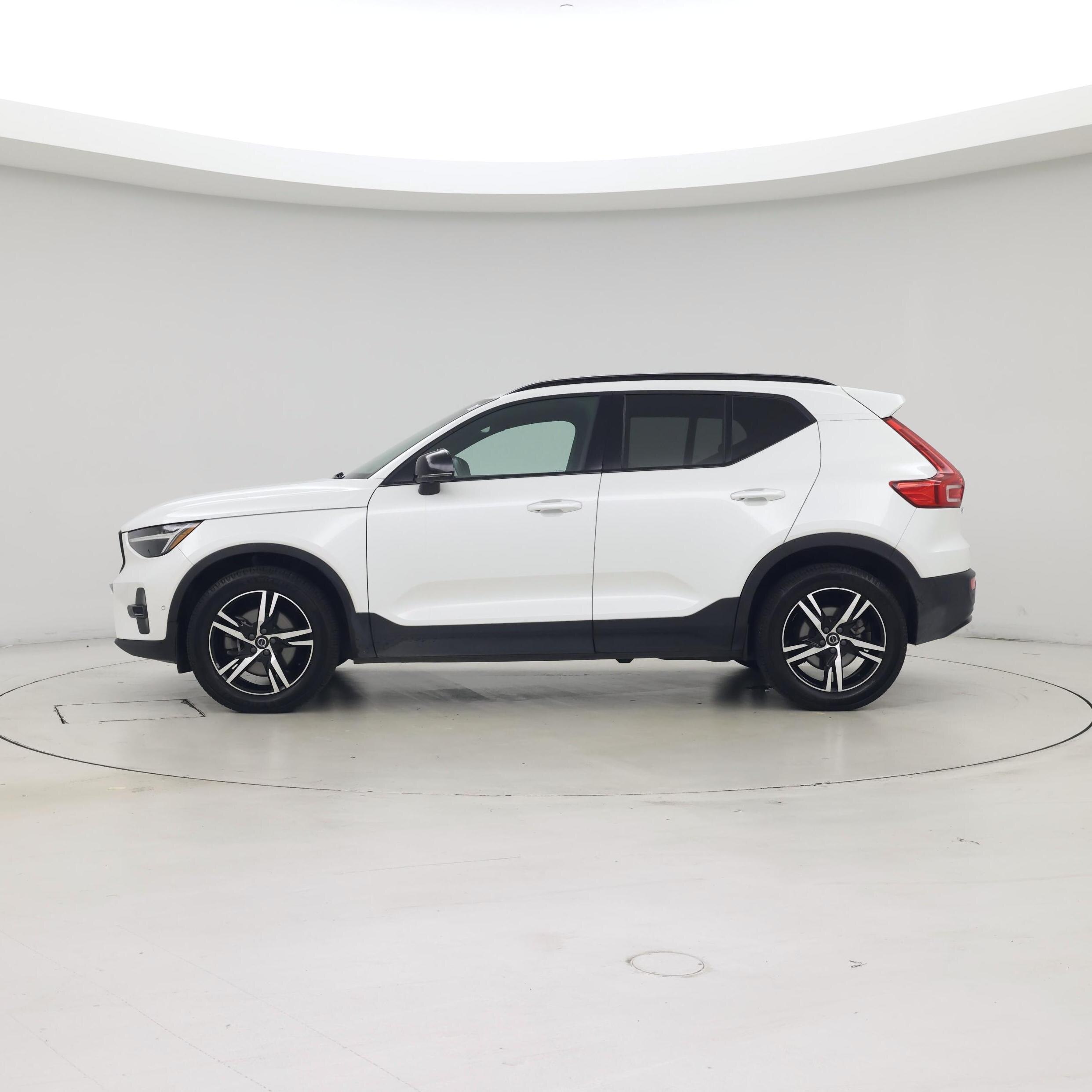 Thumbnail: 2023 Volvo XC40 - 3
