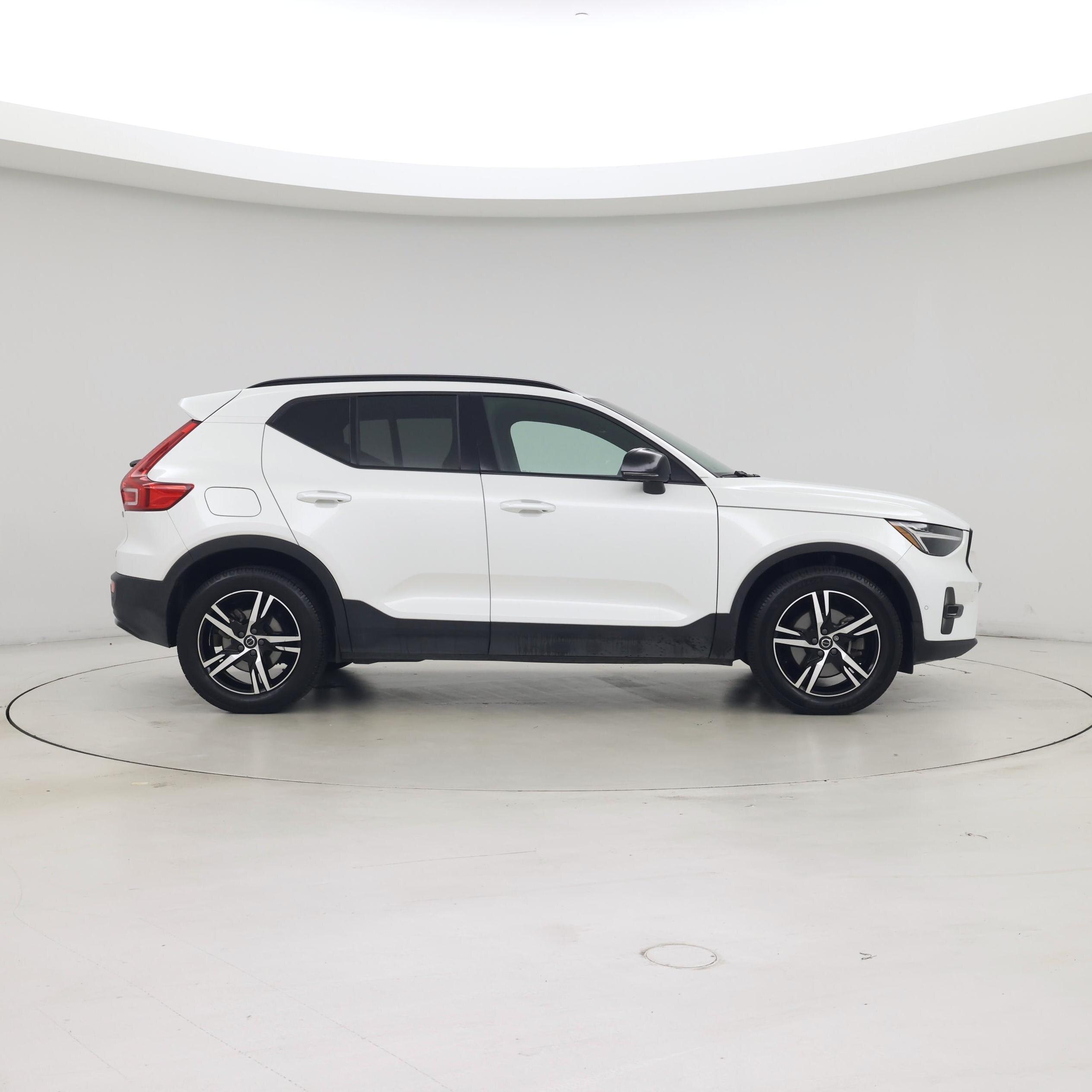 Thumbnail: 2023 Volvo XC40 - 7