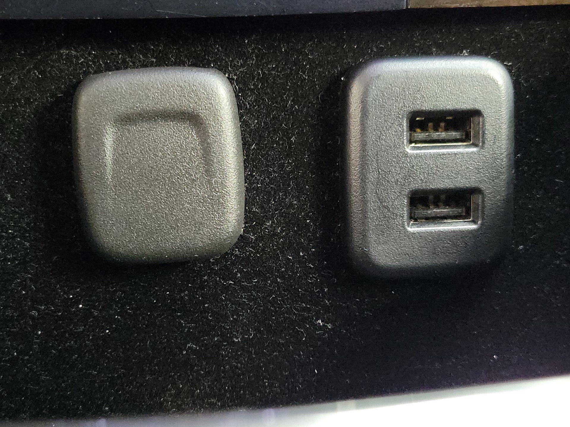 Thumbnail: 2016 Cadillac Escalade - 18