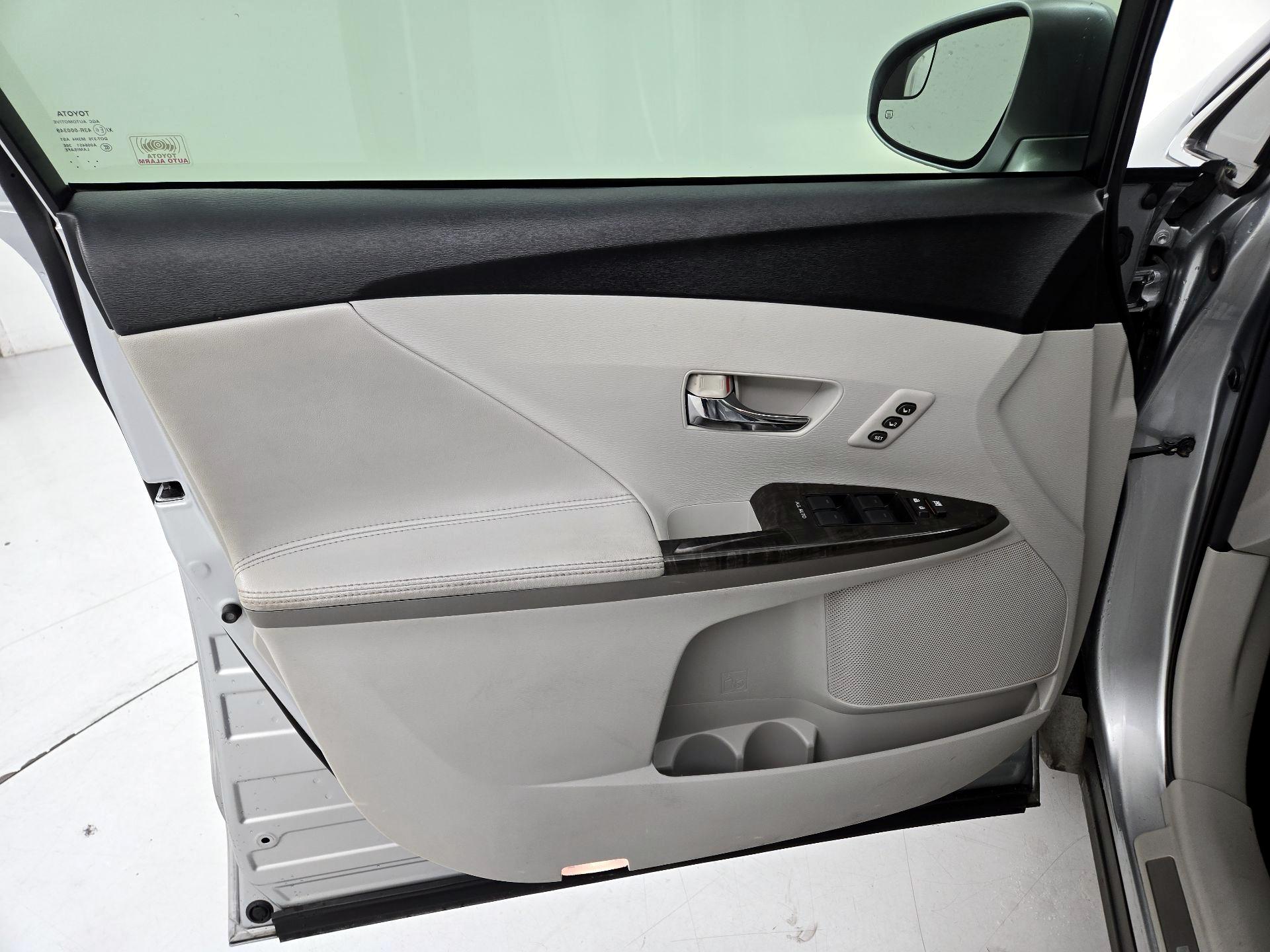 Thumbnail: 2015 Toyota Venza - 12