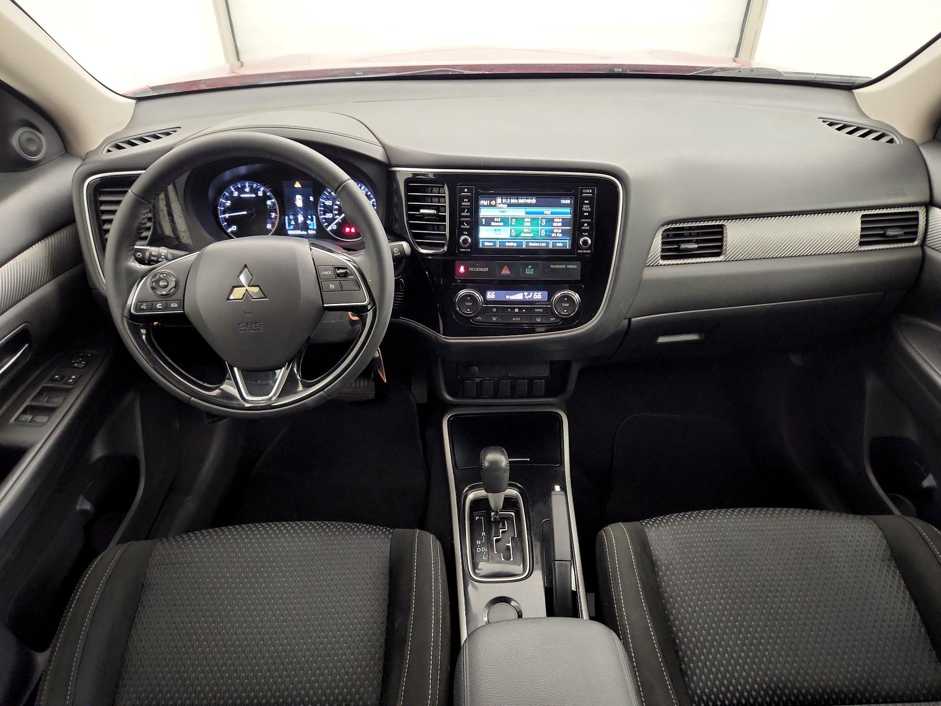 Thumbnail: 2017 Mitsubishi Outlander - 9