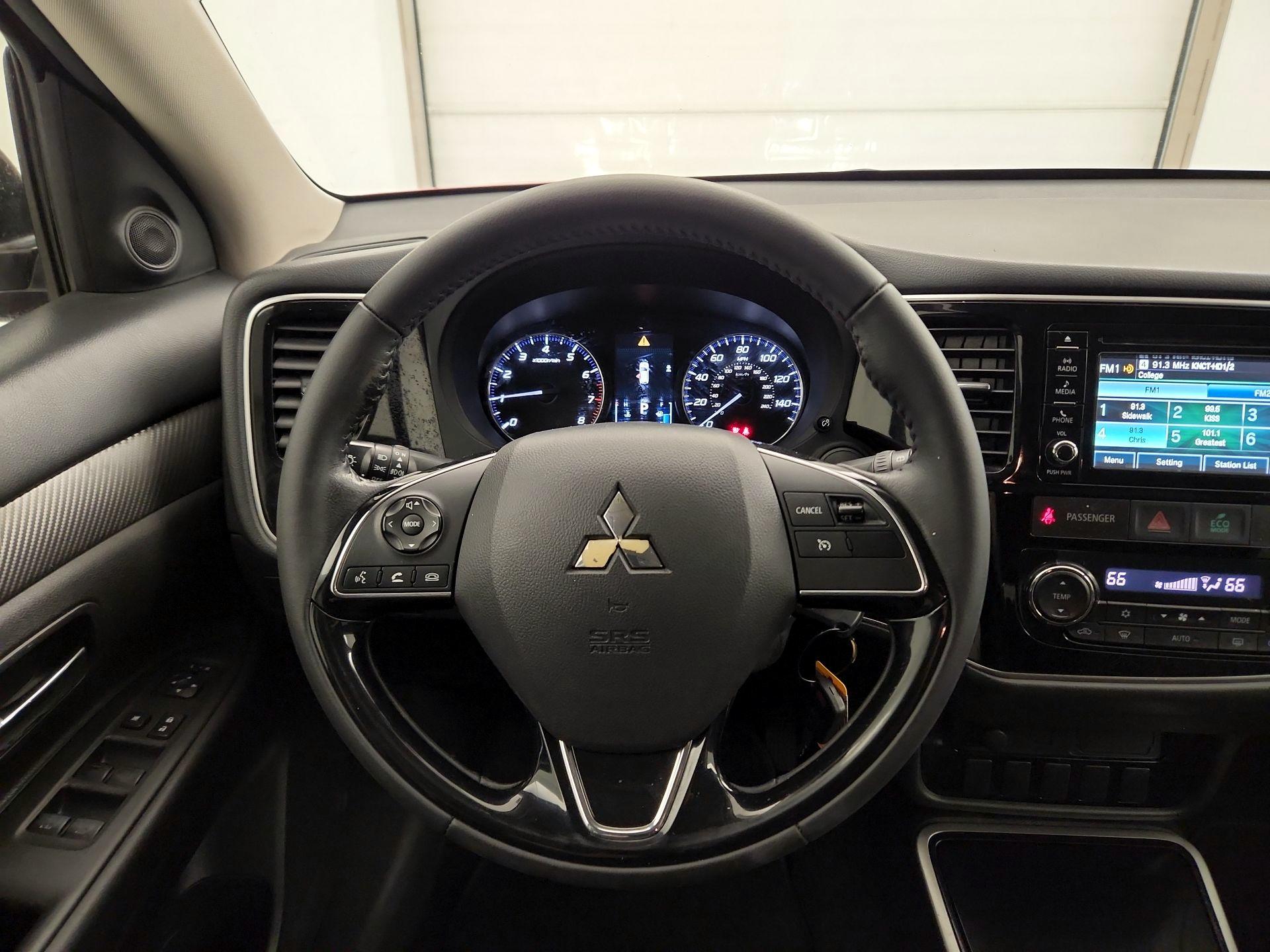 Thumbnail: 2017 Mitsubishi Outlander - 10