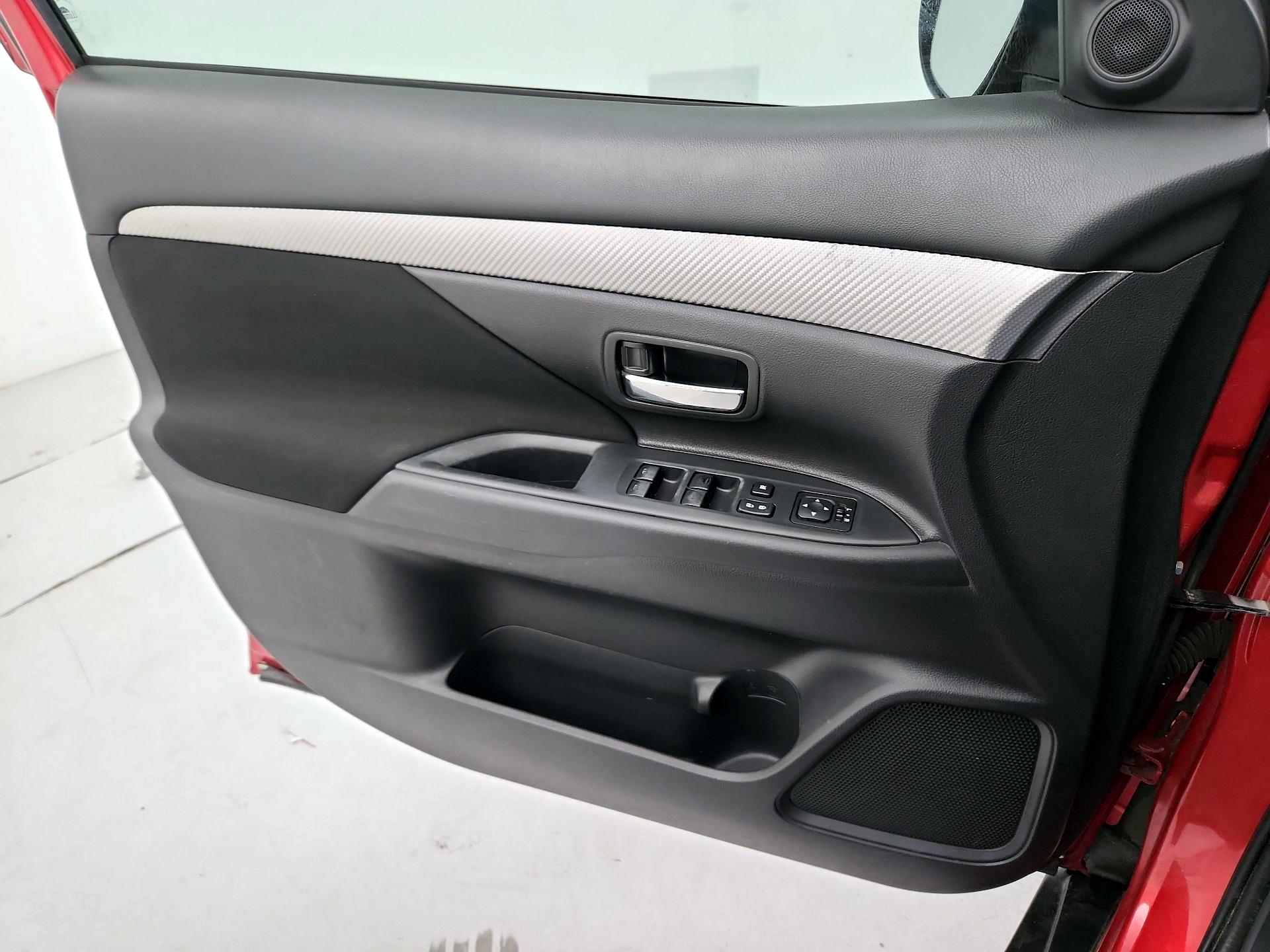 Thumbnail: 2017 Mitsubishi Outlander - 12