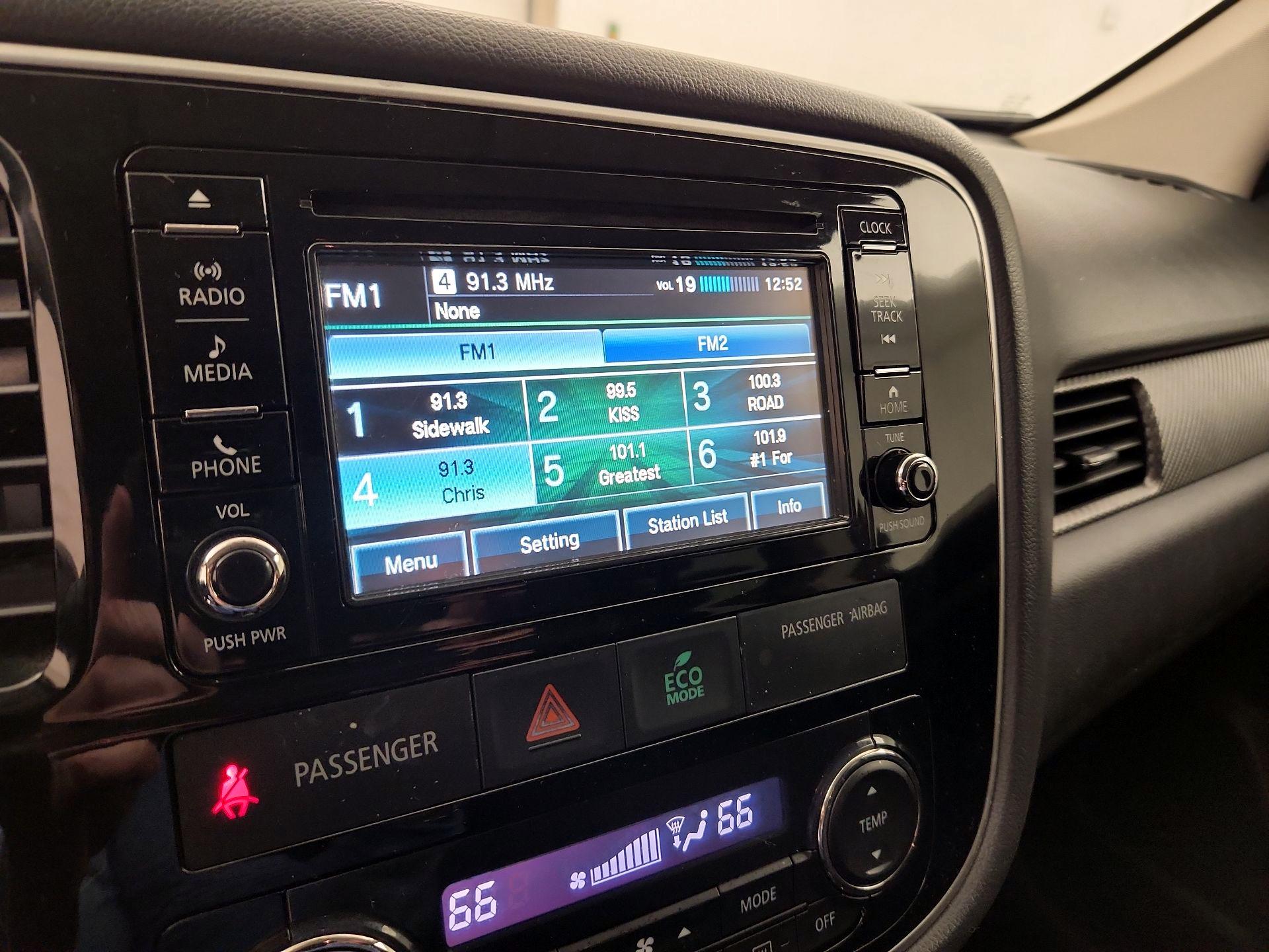 Thumbnail: 2017 Mitsubishi Outlander - 15