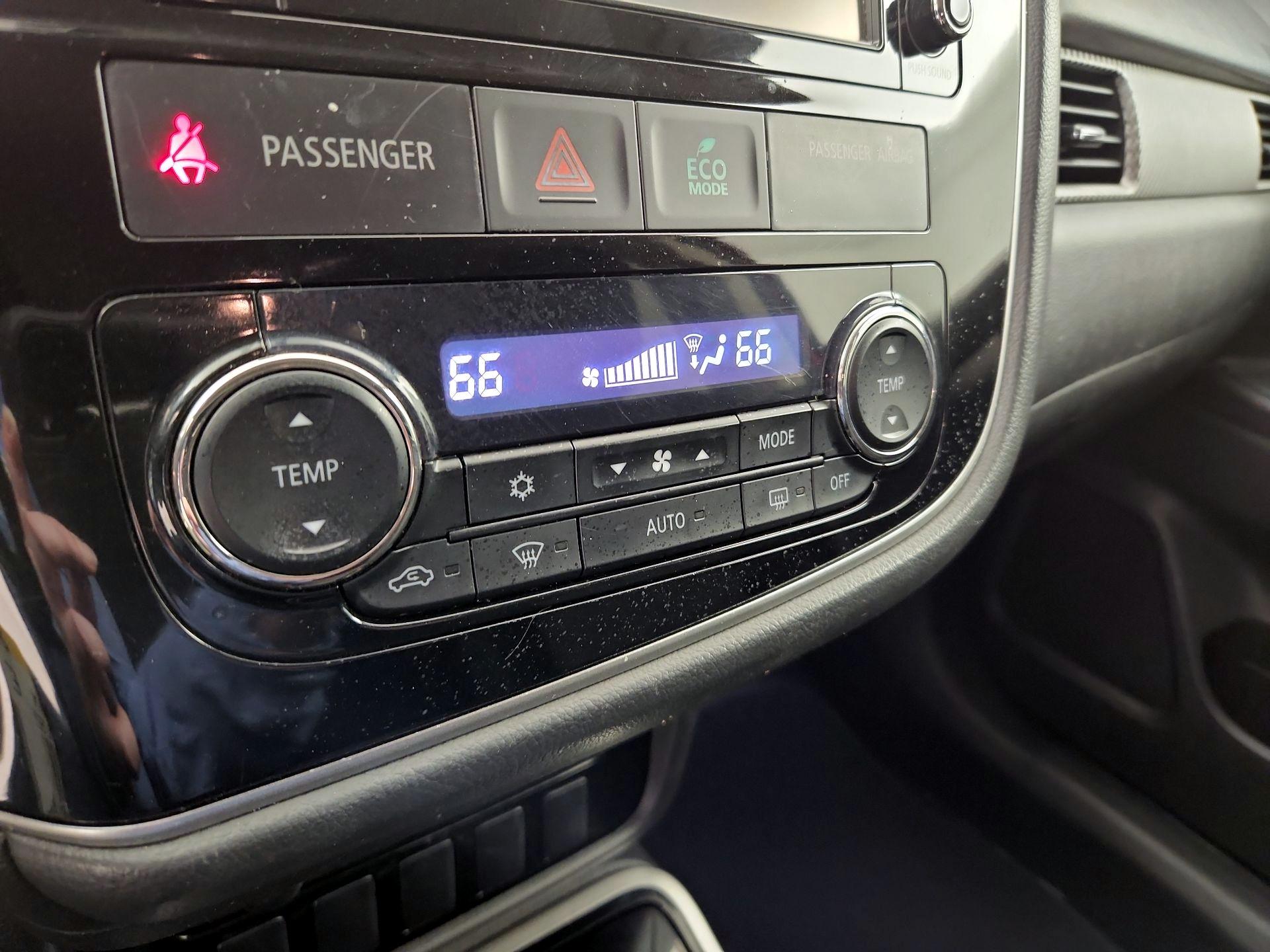 Thumbnail: 2017 Mitsubishi Outlander - 16