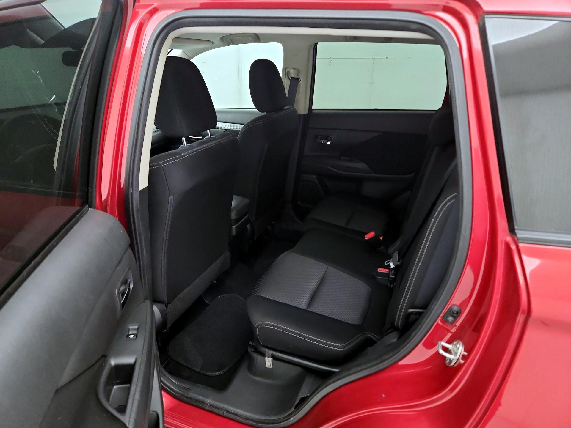 Thumbnail: 2017 Mitsubishi Outlander - 19