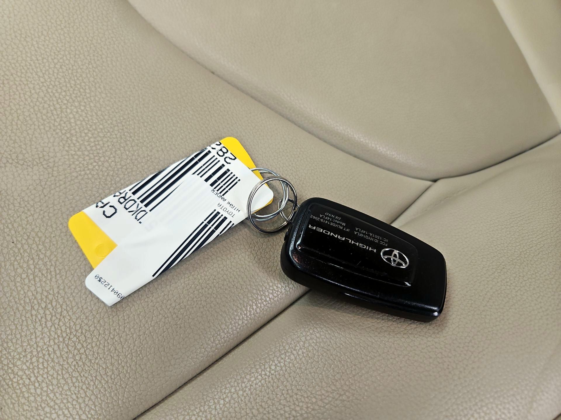 Thumbnail: 2023 Toyota Highlander - 19