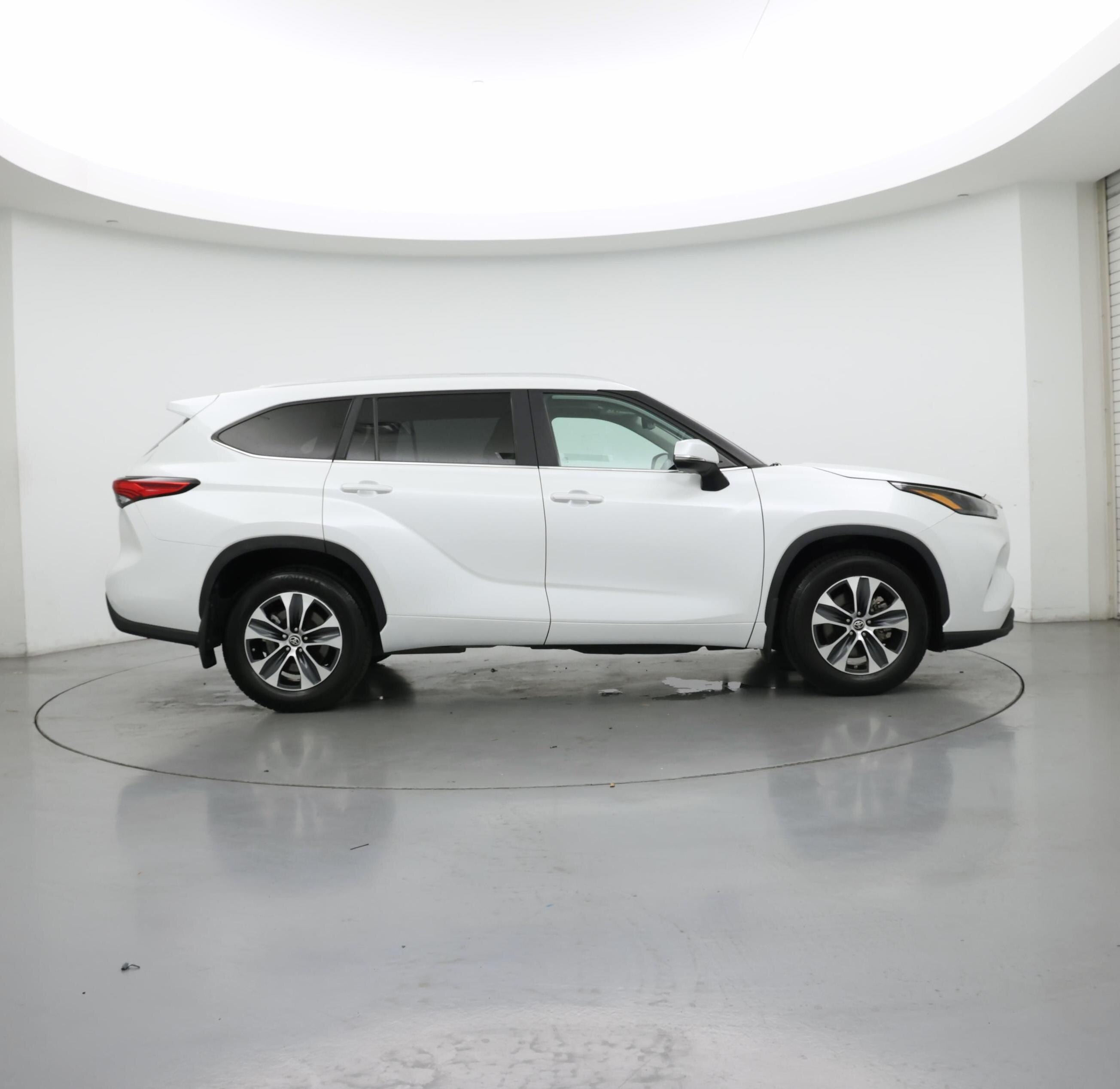 Thumbnail: 2023 Toyota Highlander - 7