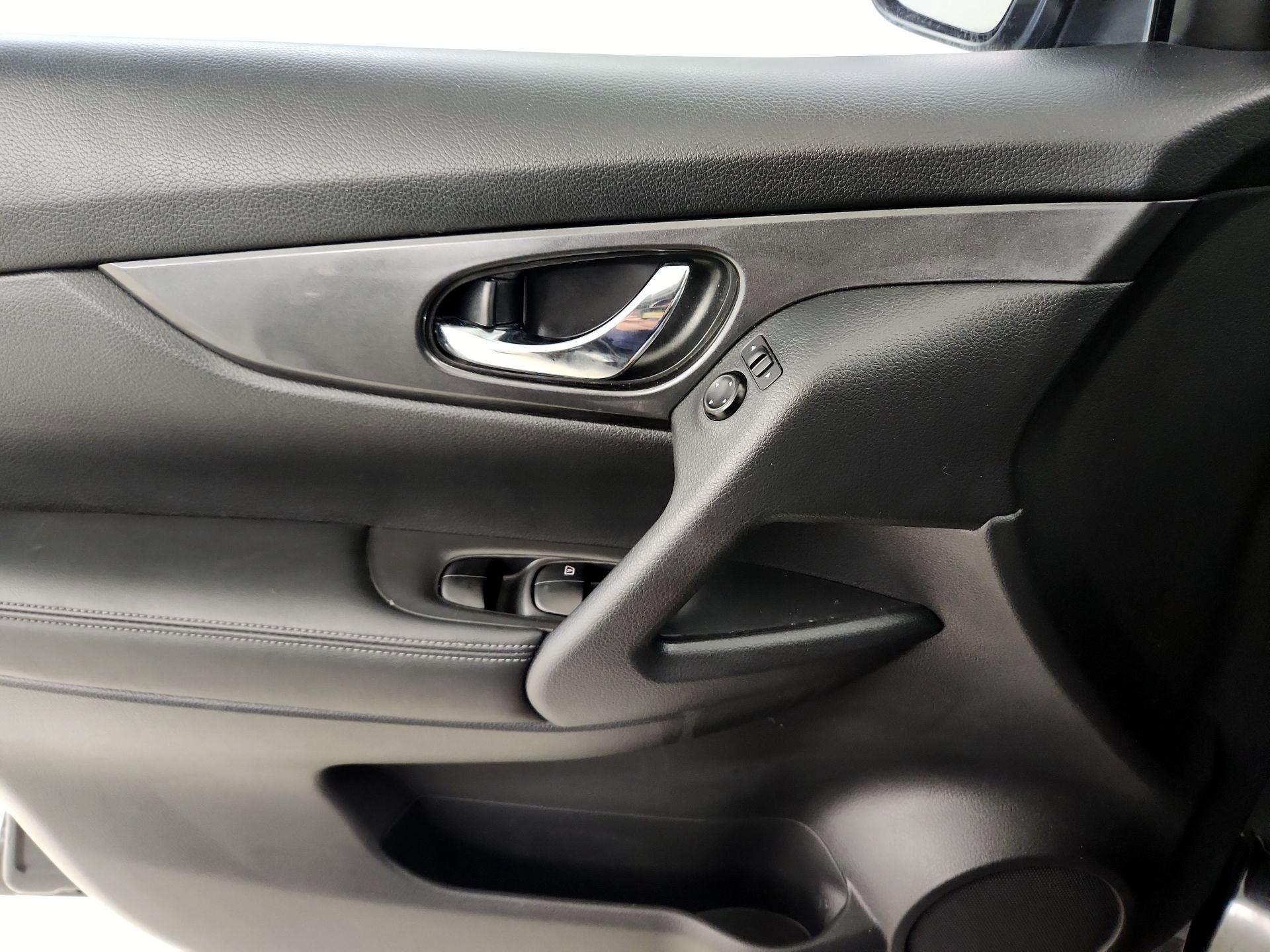 Thumbnail: 2017 Nissan Rogue - 12