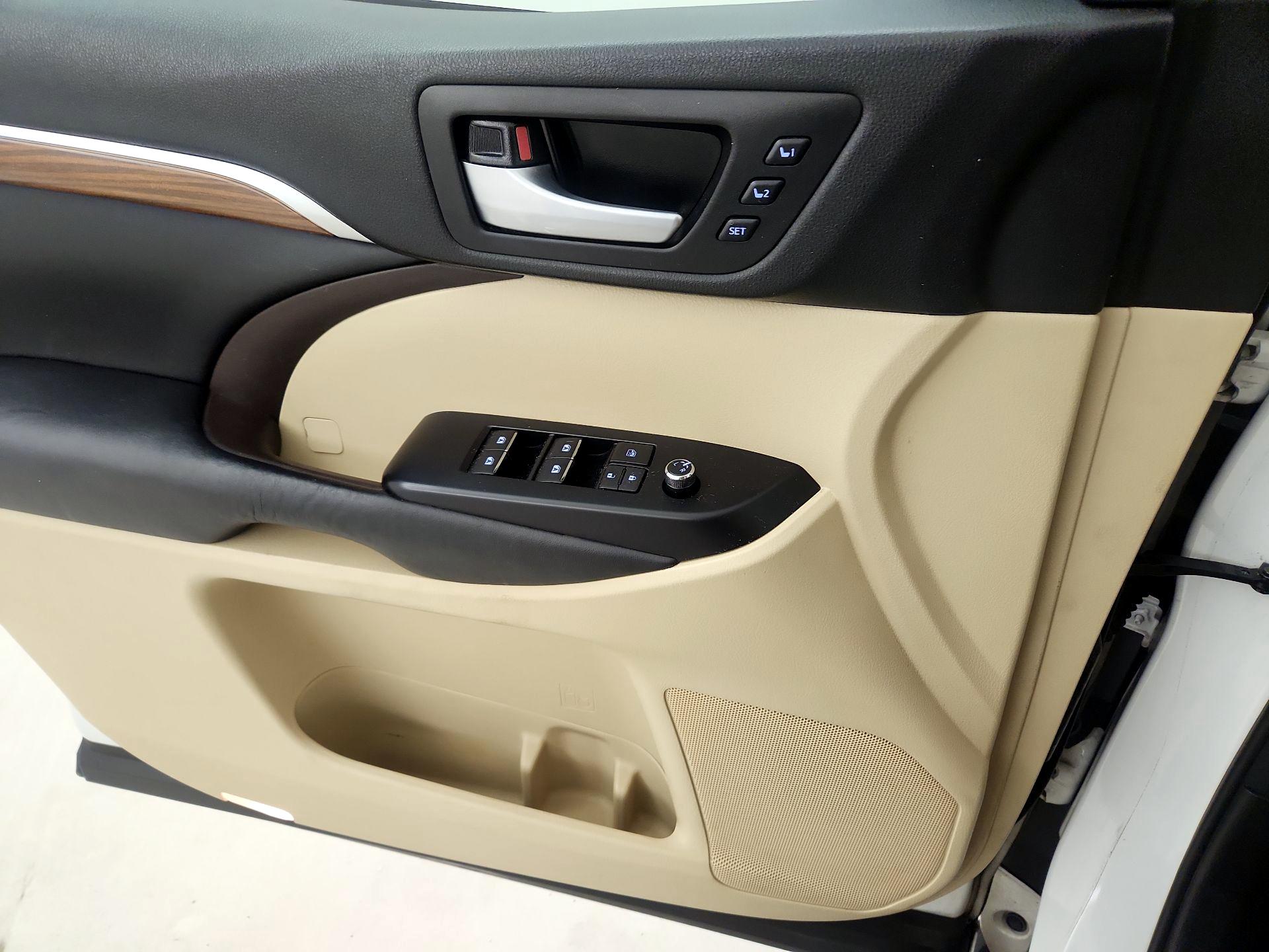 Thumbnail: 2017 Toyota Highlander - 12