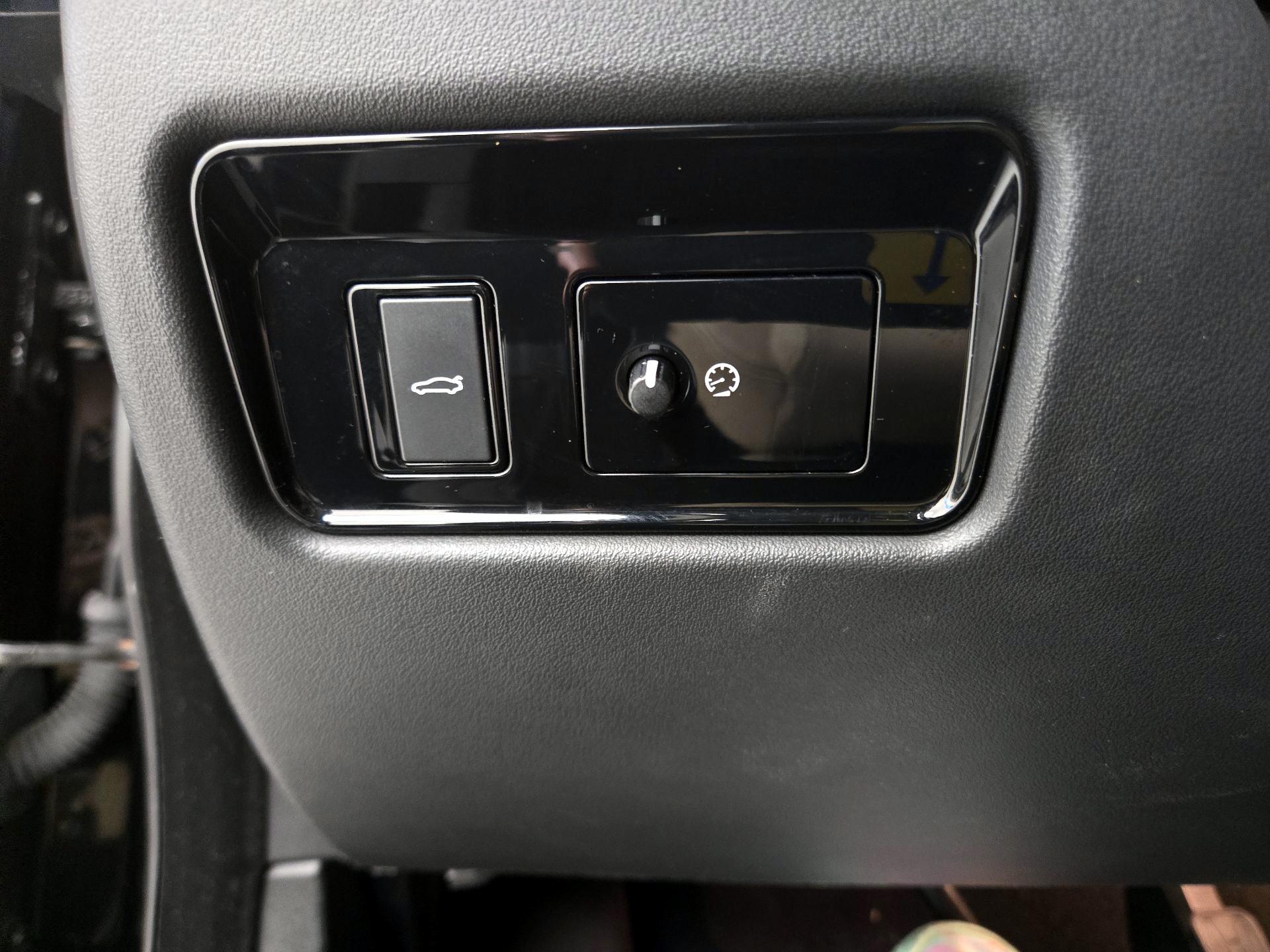 Thumbnail: 2018 Jaguar XE - 13