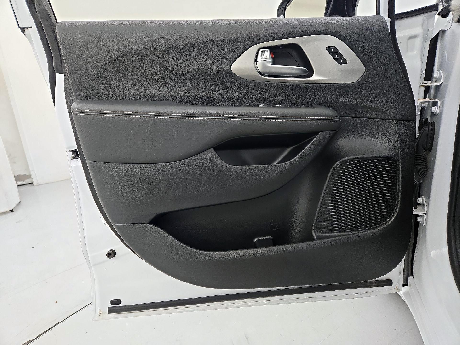 Thumbnail: 2024 Chrysler Pacifica - 12