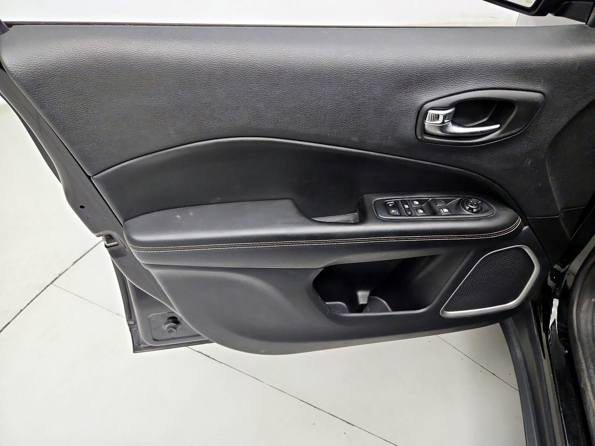 Thumbnail: 2020 Jeep Compass - 12