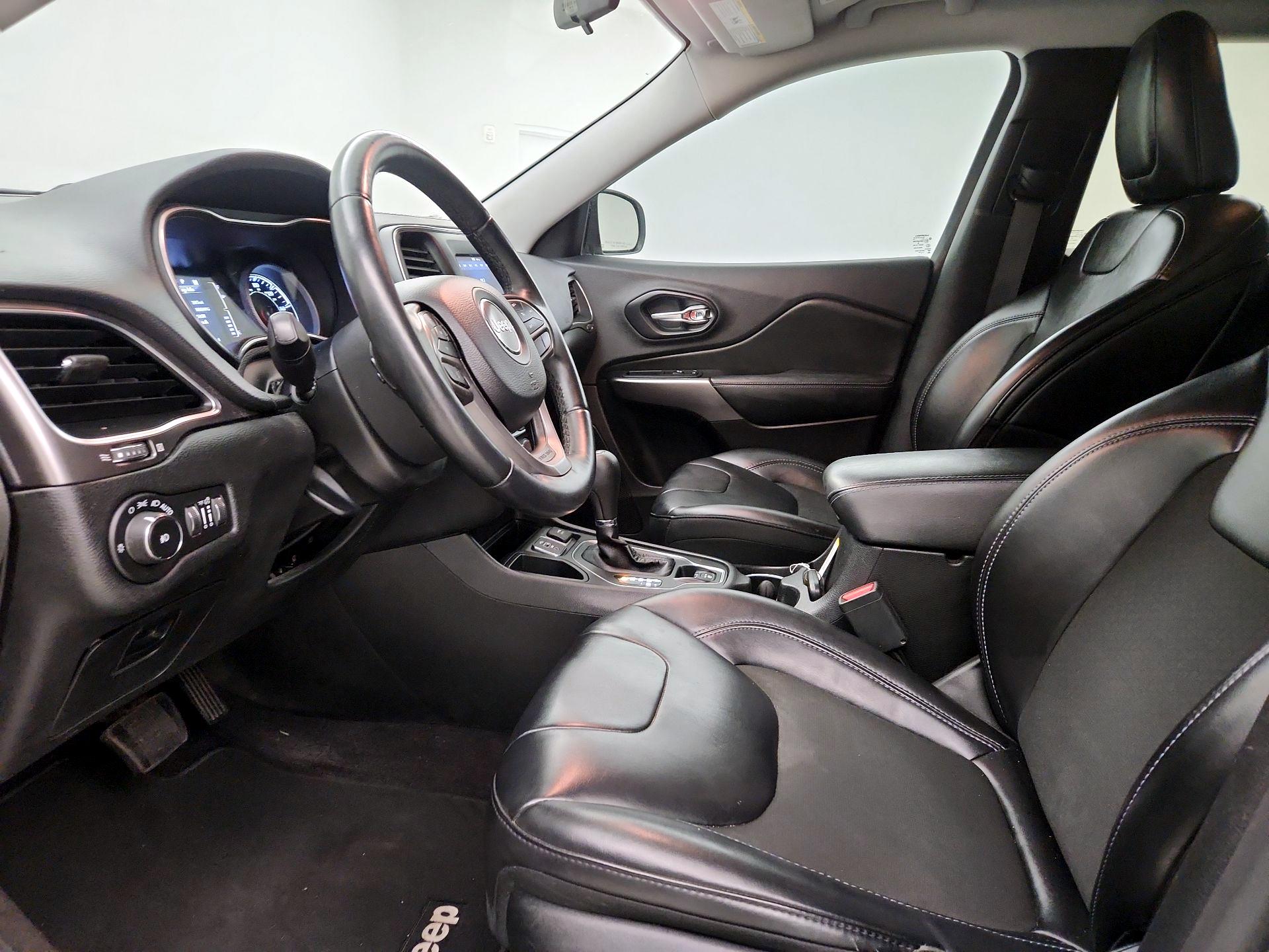 Thumbnail: 2019 Jeep Cherokee - 11