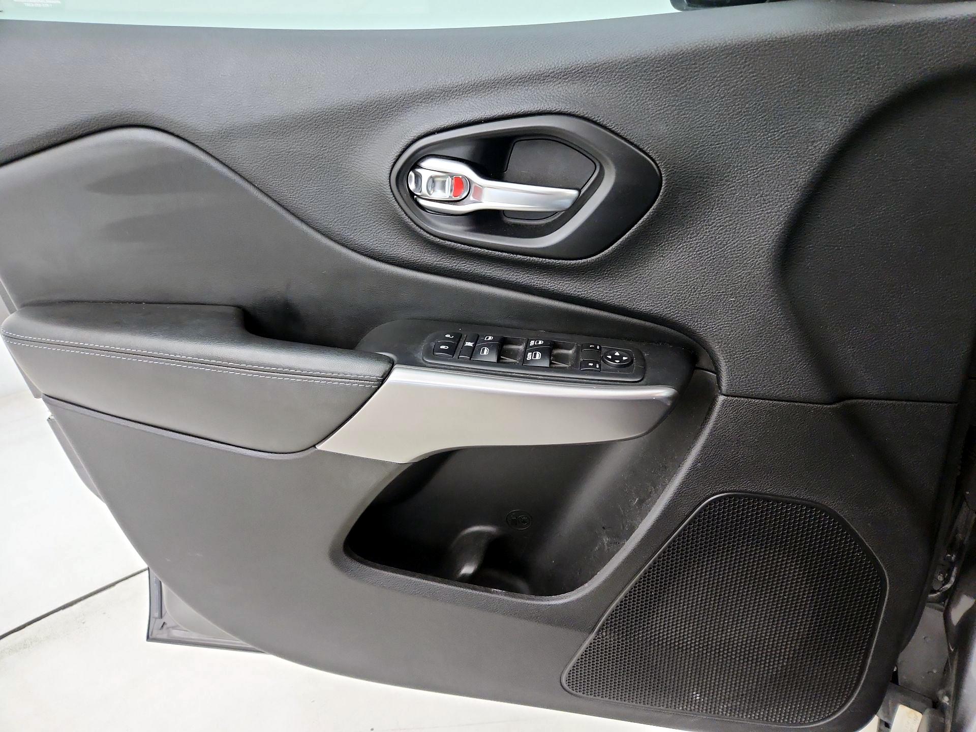 Thumbnail: 2019 Jeep Cherokee - 12