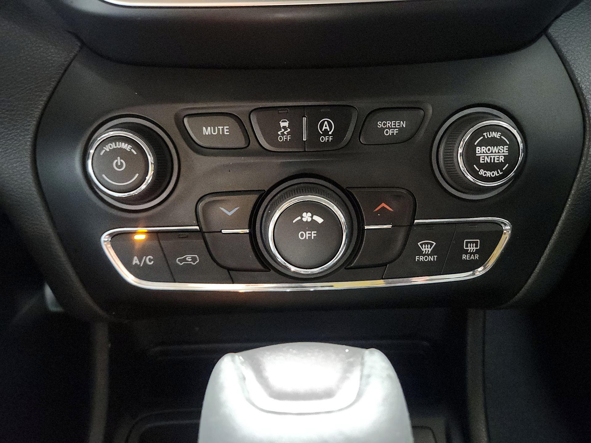 Thumbnail: 2019 Jeep Cherokee - 14