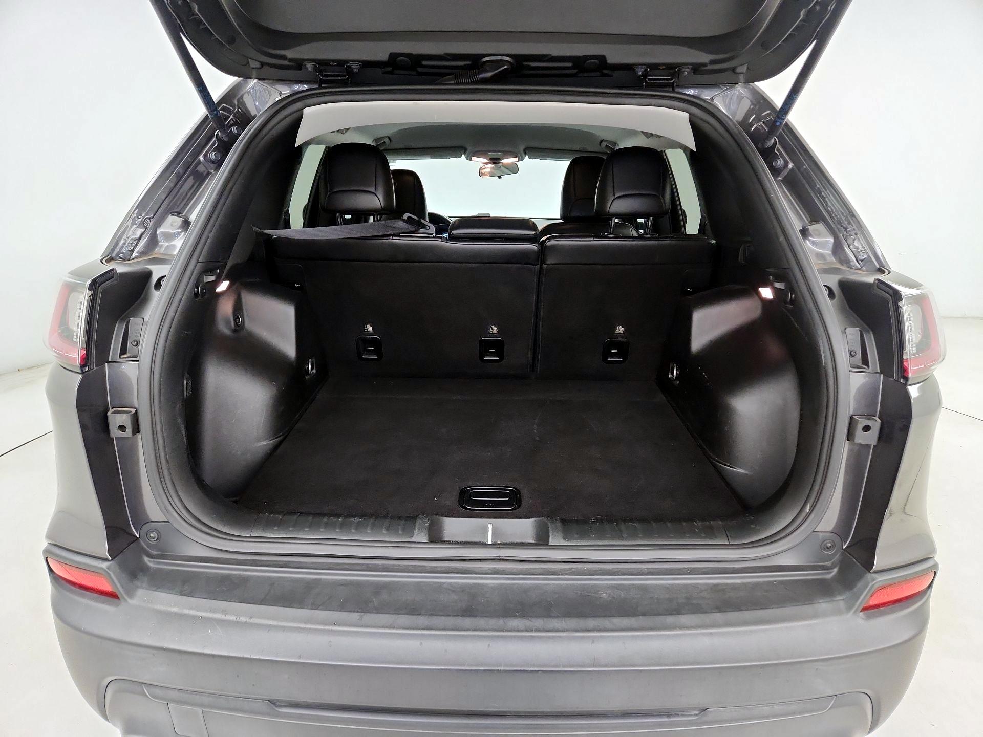 Thumbnail: 2019 Jeep Cherokee - 16