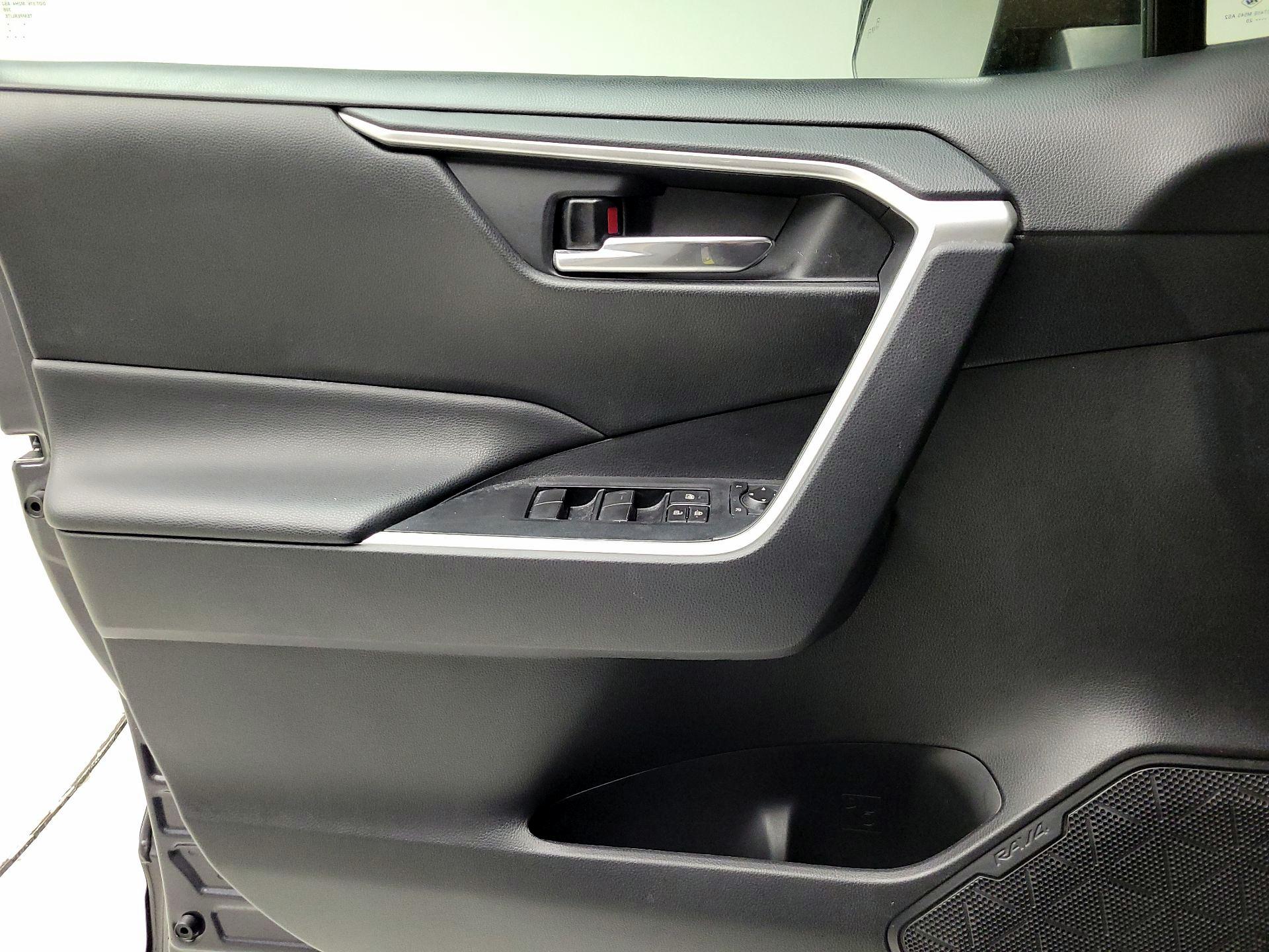 Thumbnail: 2021 Toyota RAV4 - 10