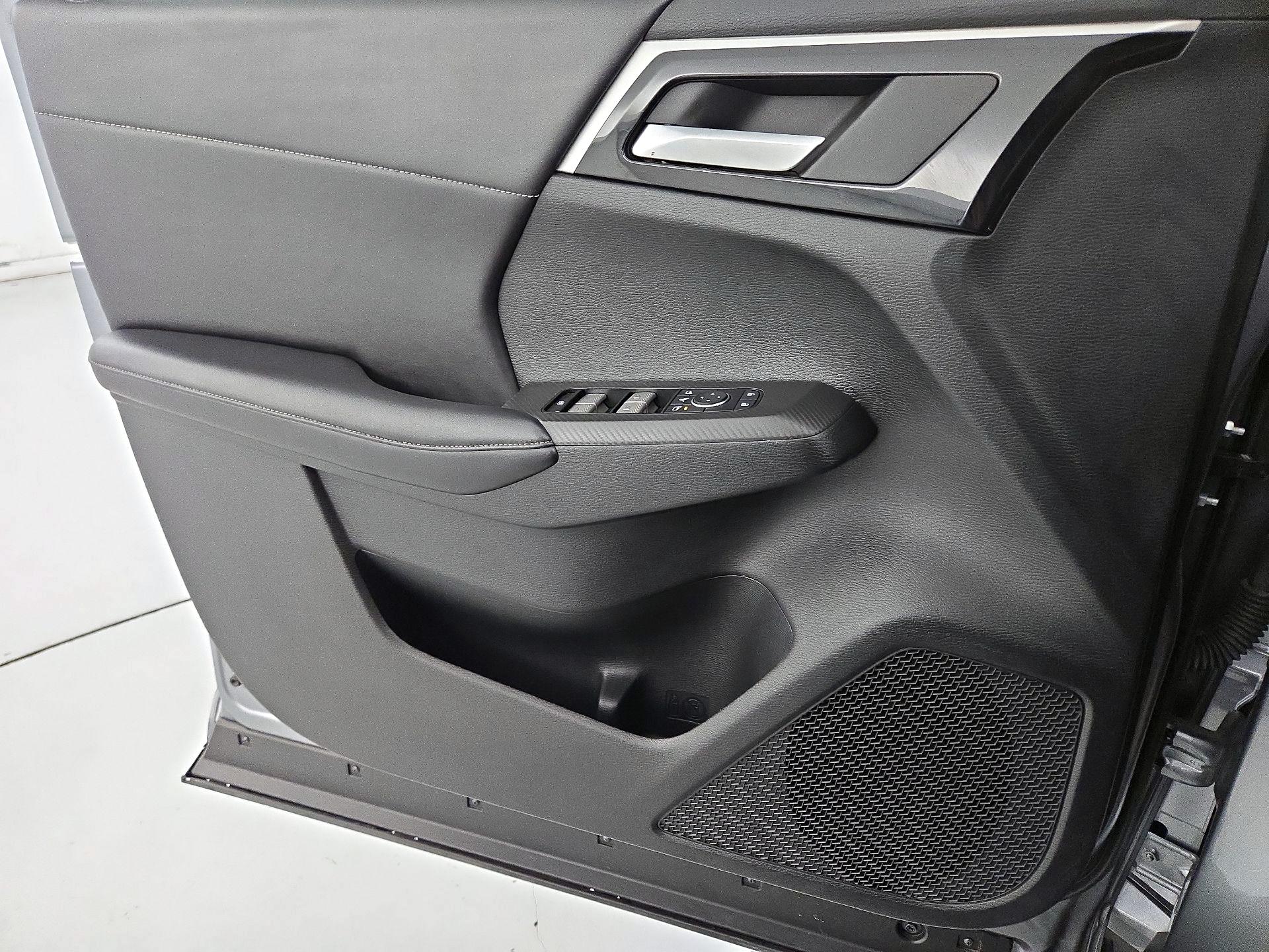 Thumbnail: 2024 Mitsubishi Outlander - 12