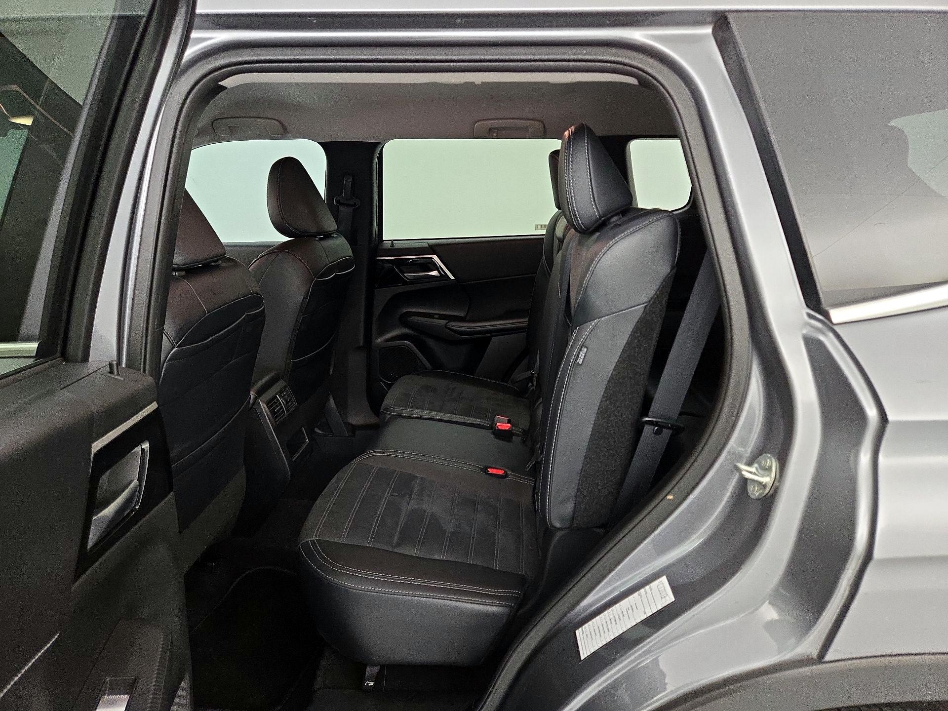 Thumbnail: 2024 Mitsubishi Outlander - 20