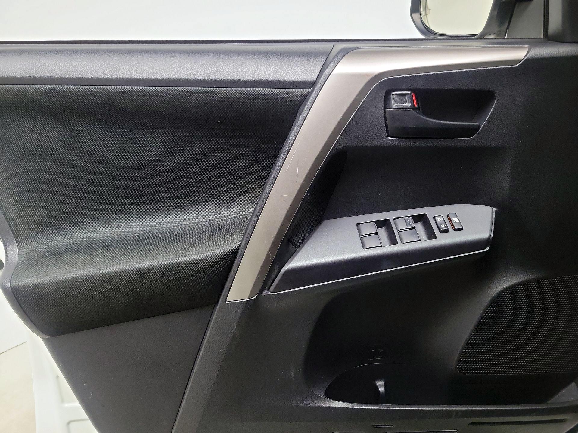 Thumbnail: 2018 Toyota RAV4 - 12